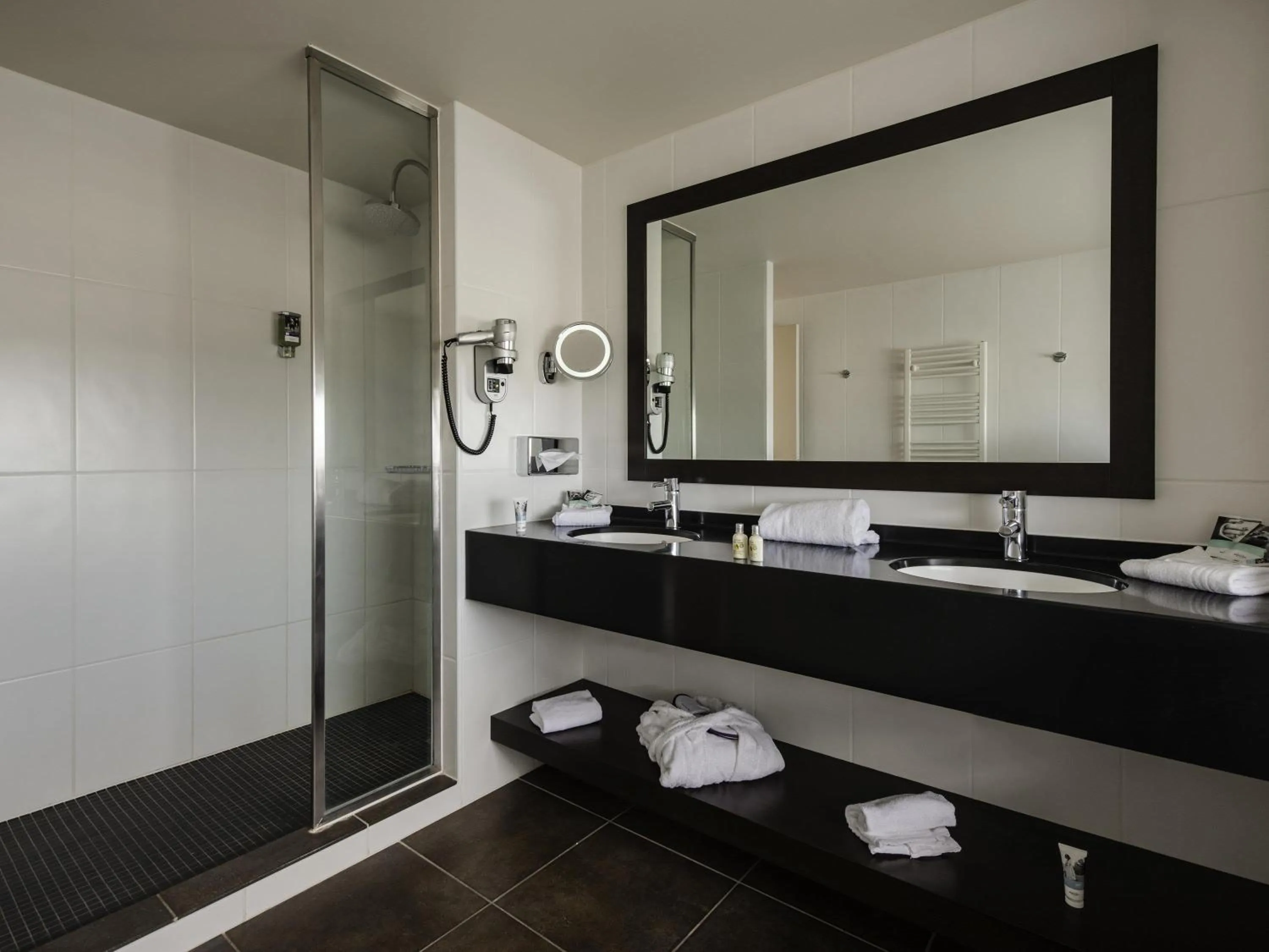 Bedroom in Mercure Lyon Genas Eurexpo