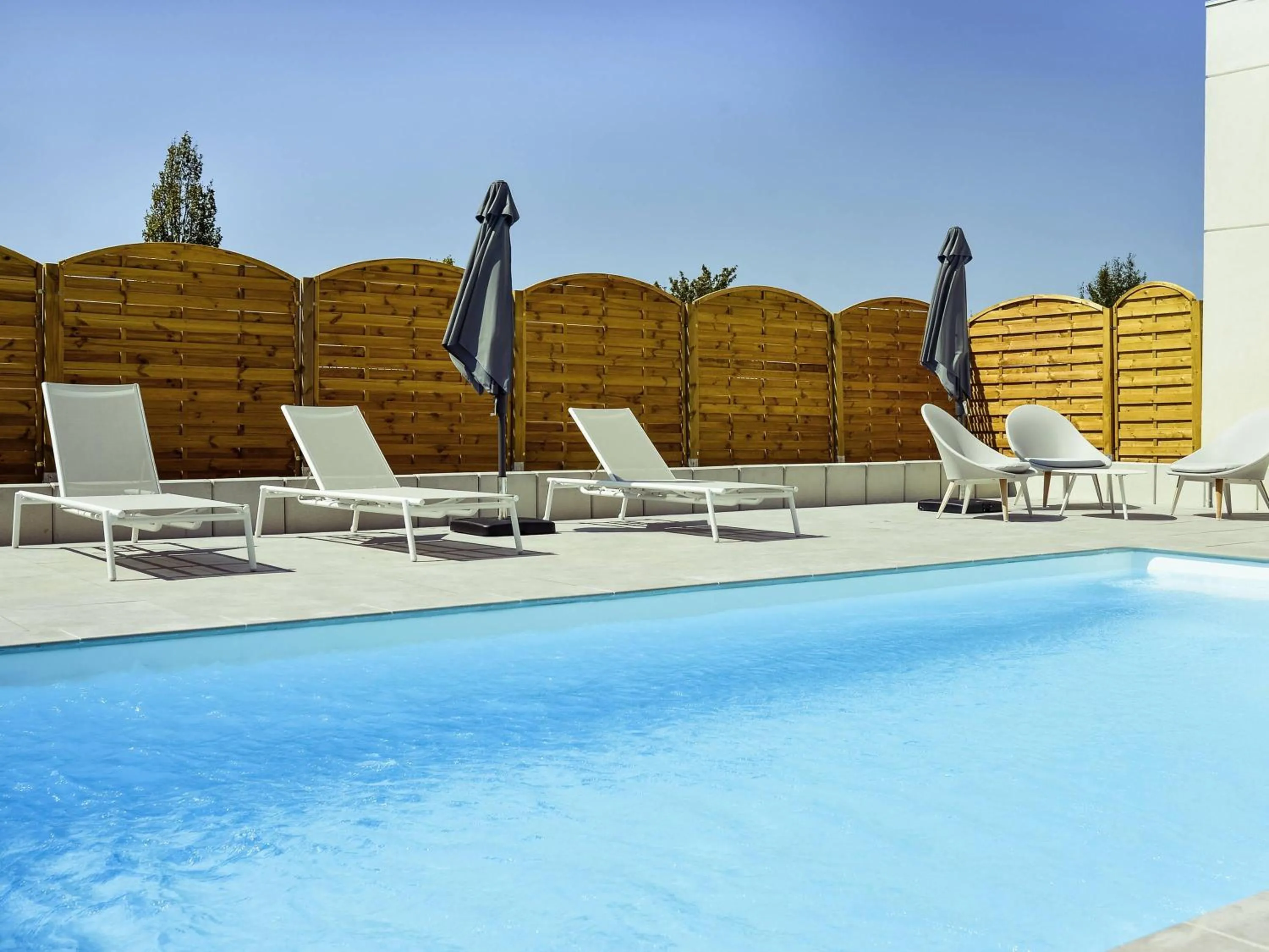 Pool view in Mercure Lyon Genas Eurexpo