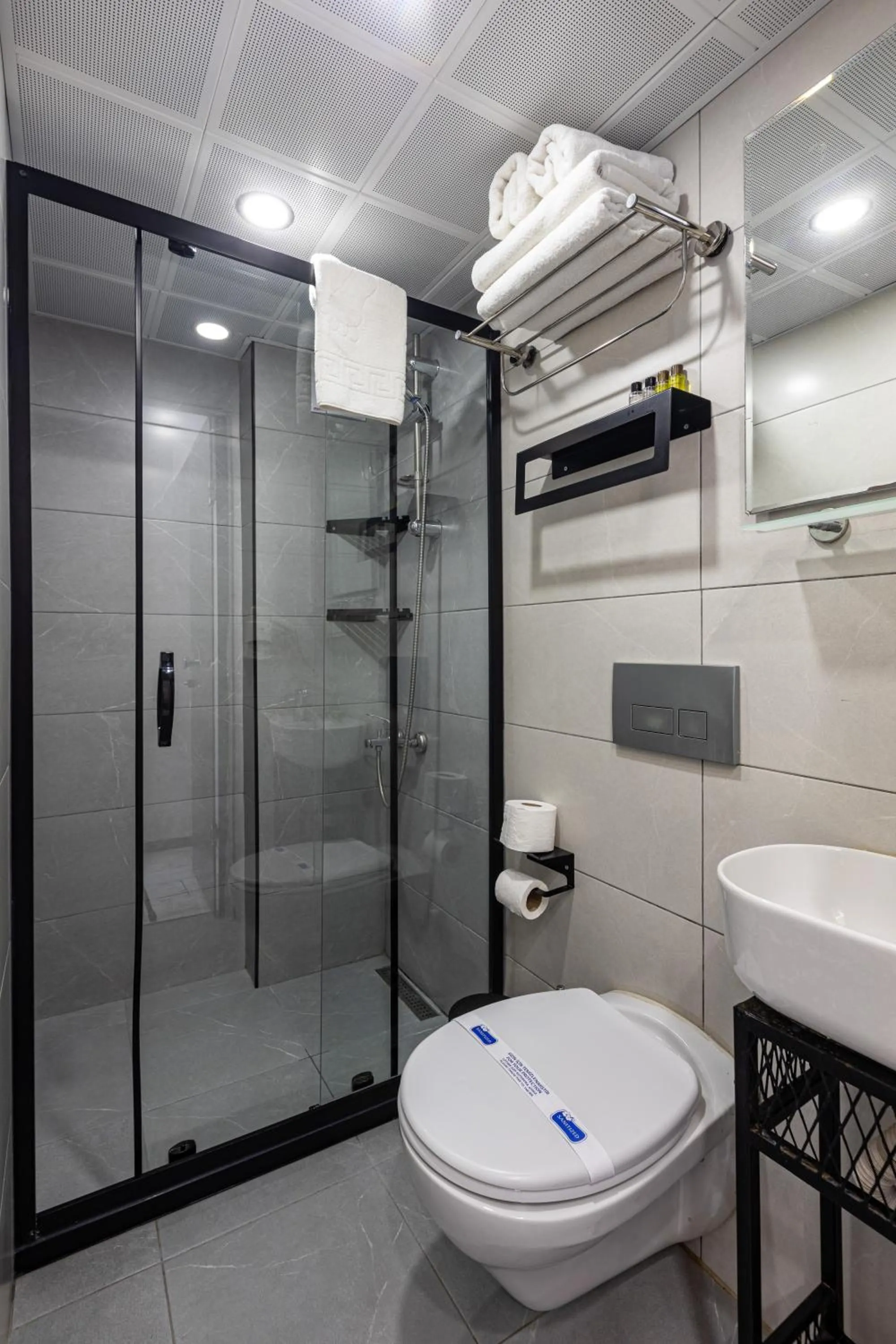 Shower in APOLLO HOTEL & APARTMENtS