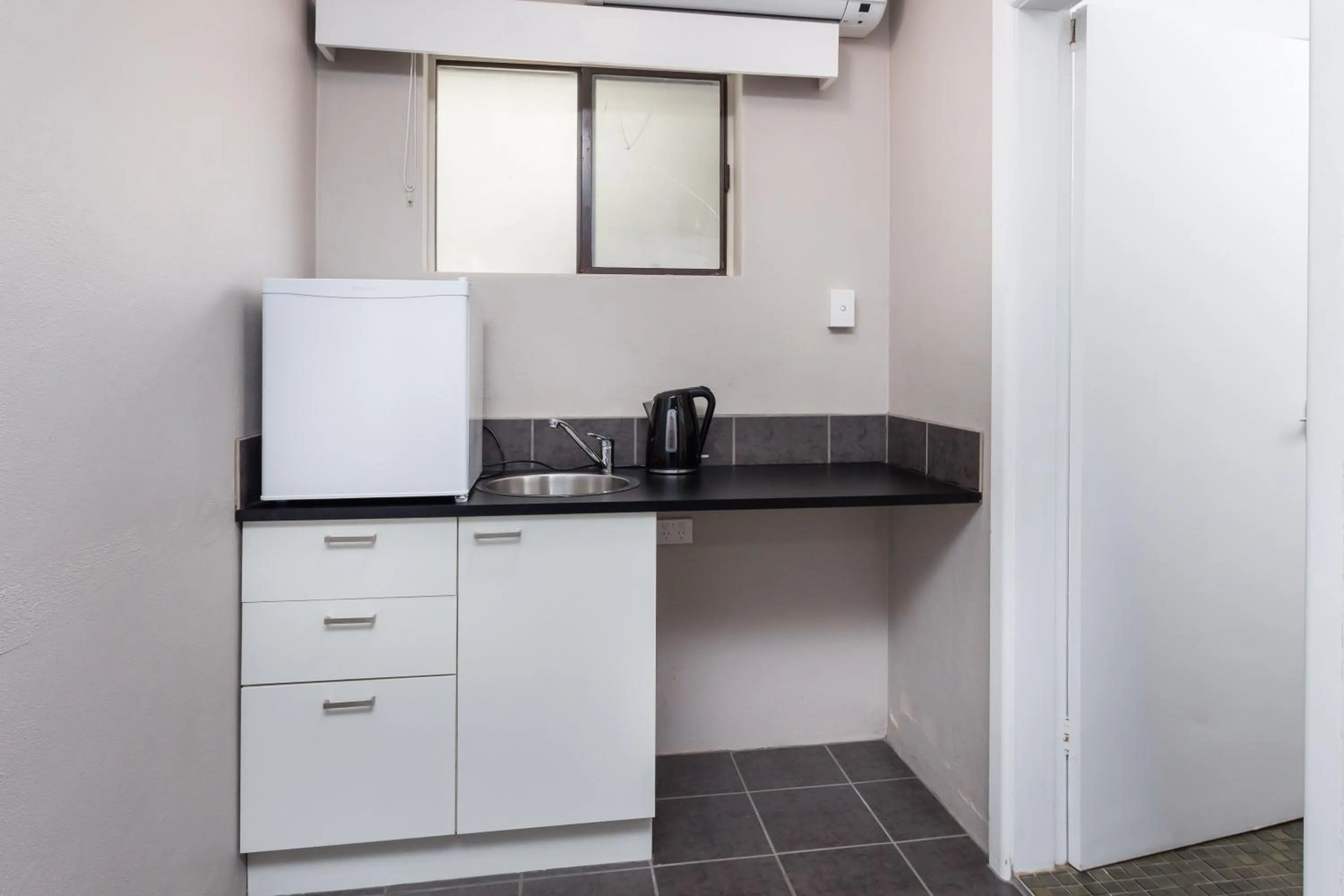 Coffee/tea facilities in Archibald Hotel