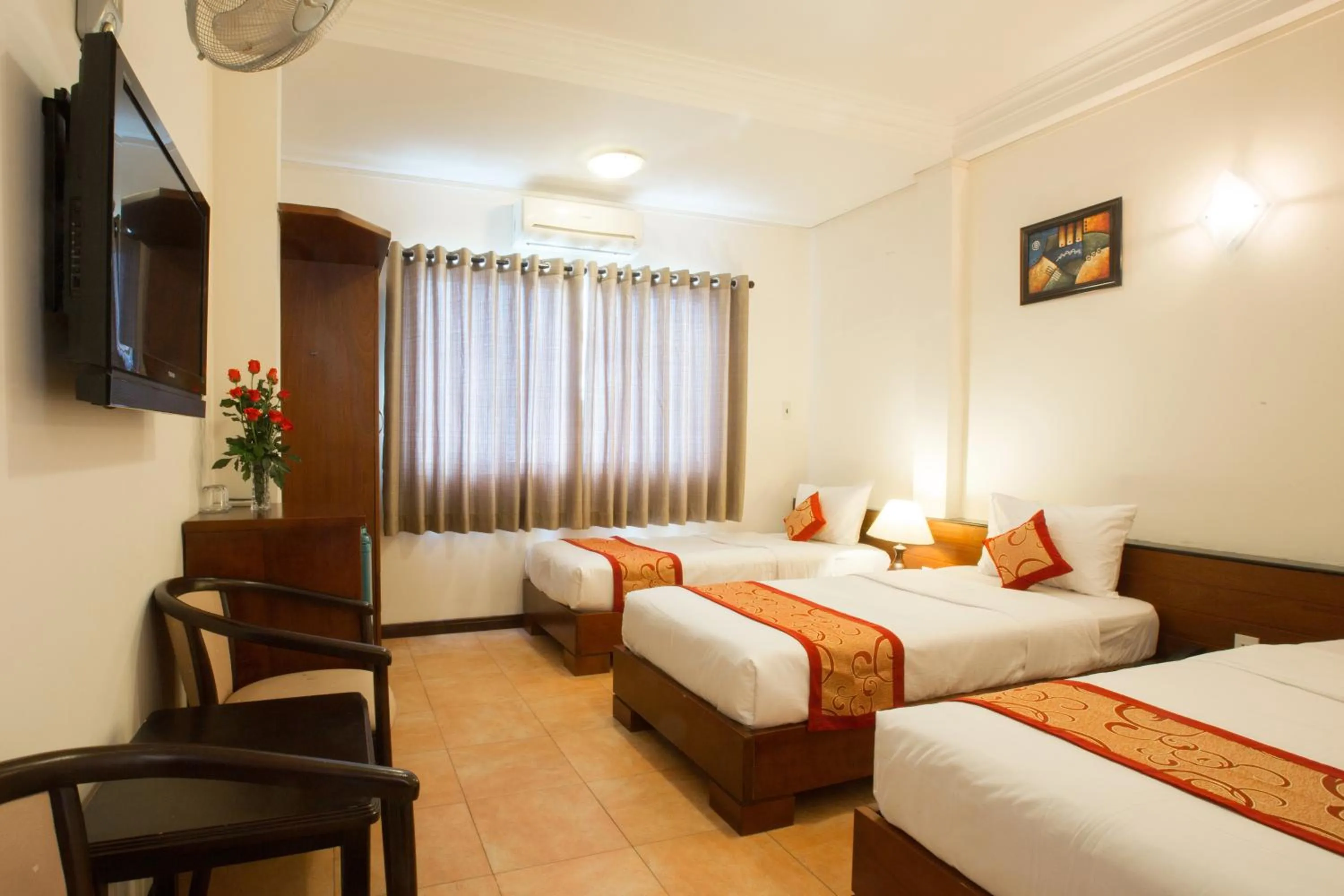 Communal lounge/ TV room, Bed in Ngoc Minh Hotel