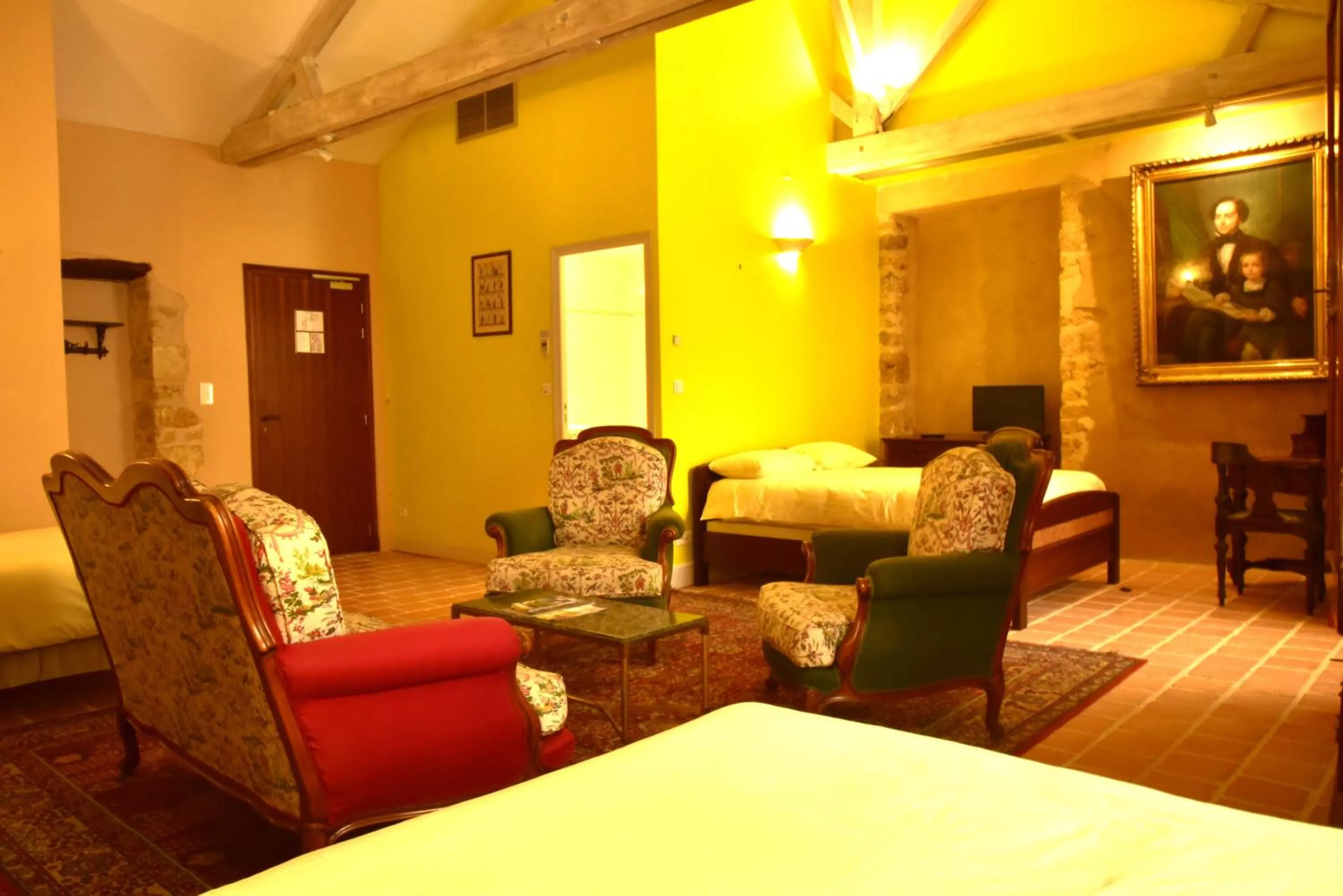 Bed in Logis Hôtel Le Boudoir