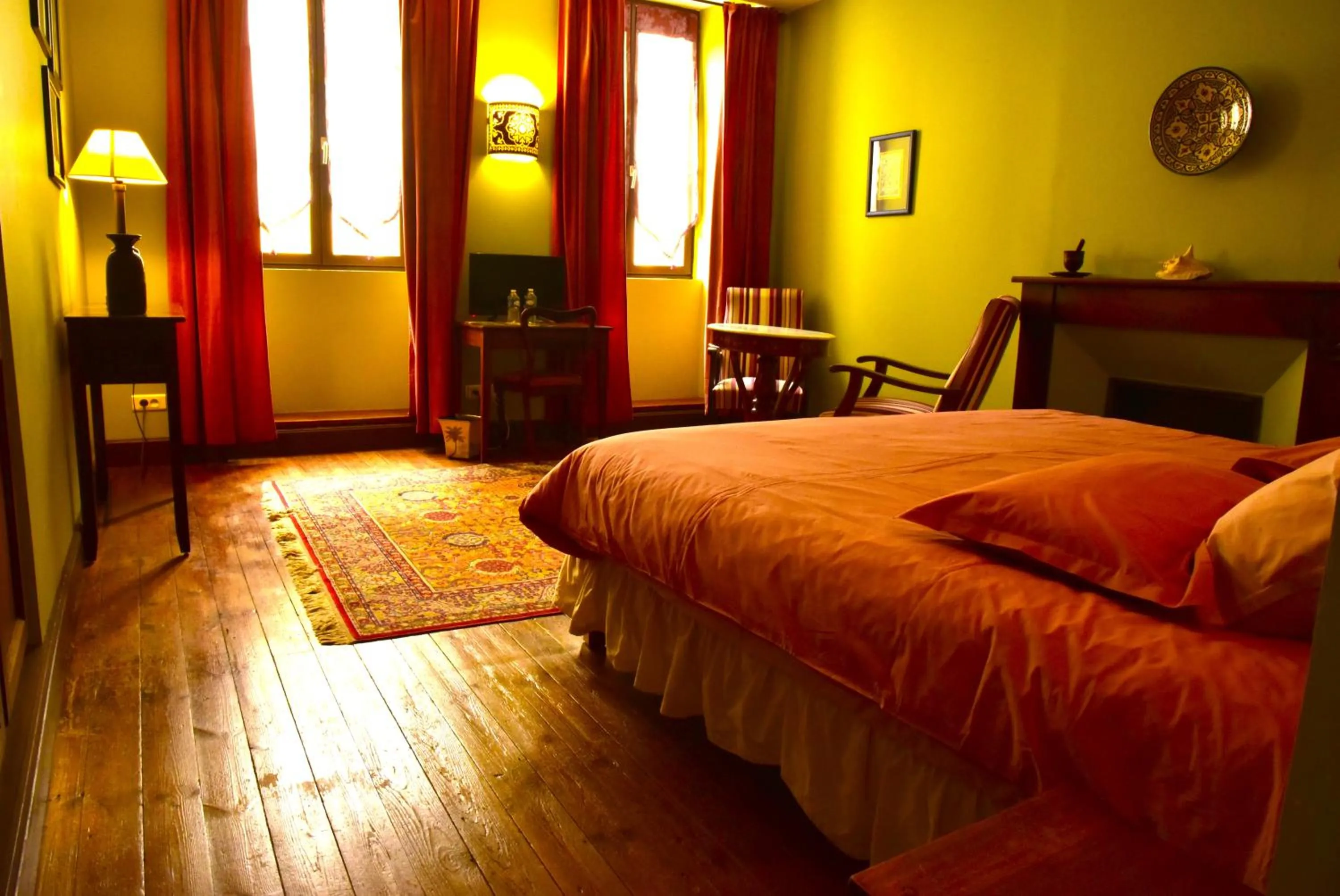 Bed in Logis Hôtel Le Boudoir