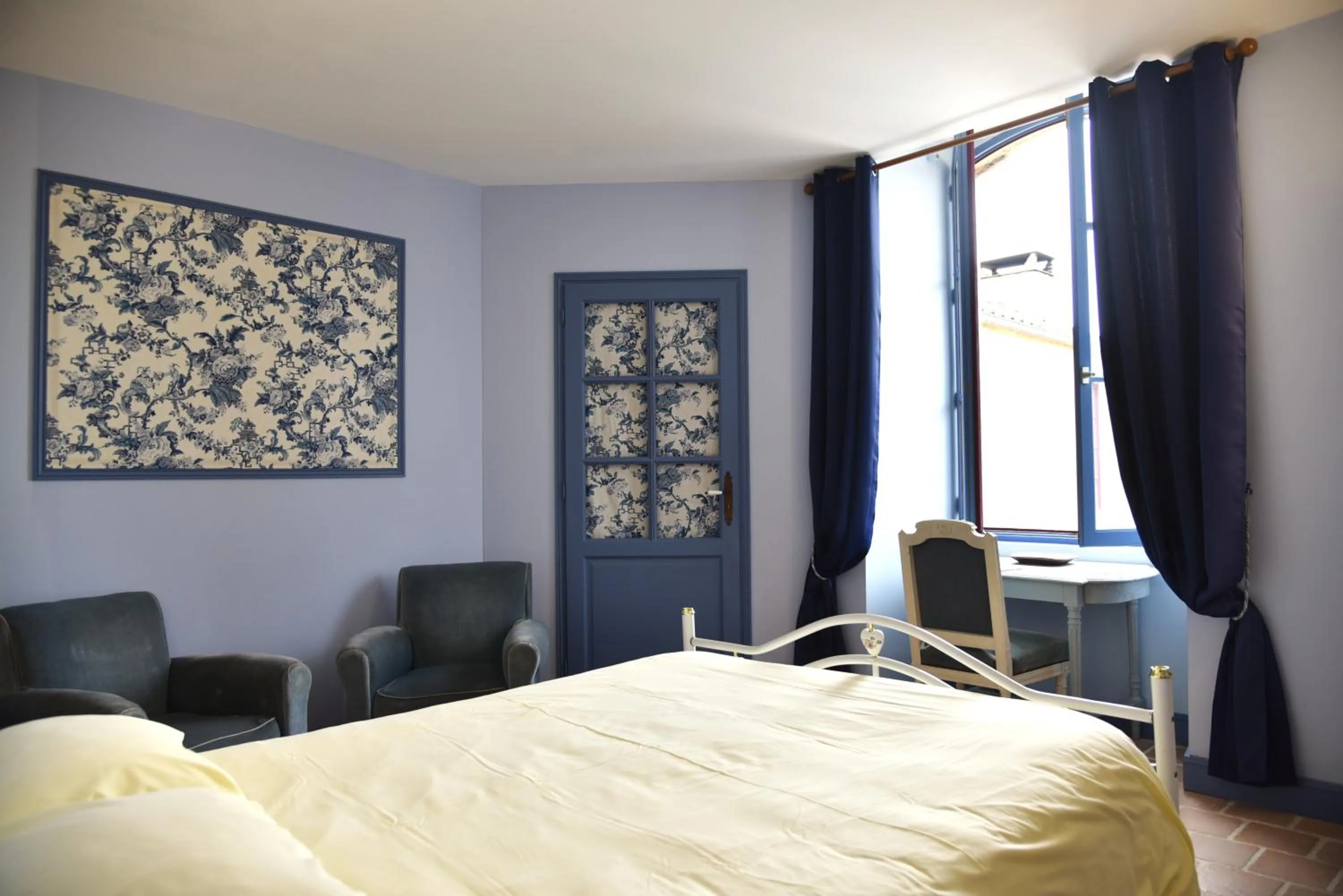 Bed in Logis Hôtel Le Boudoir