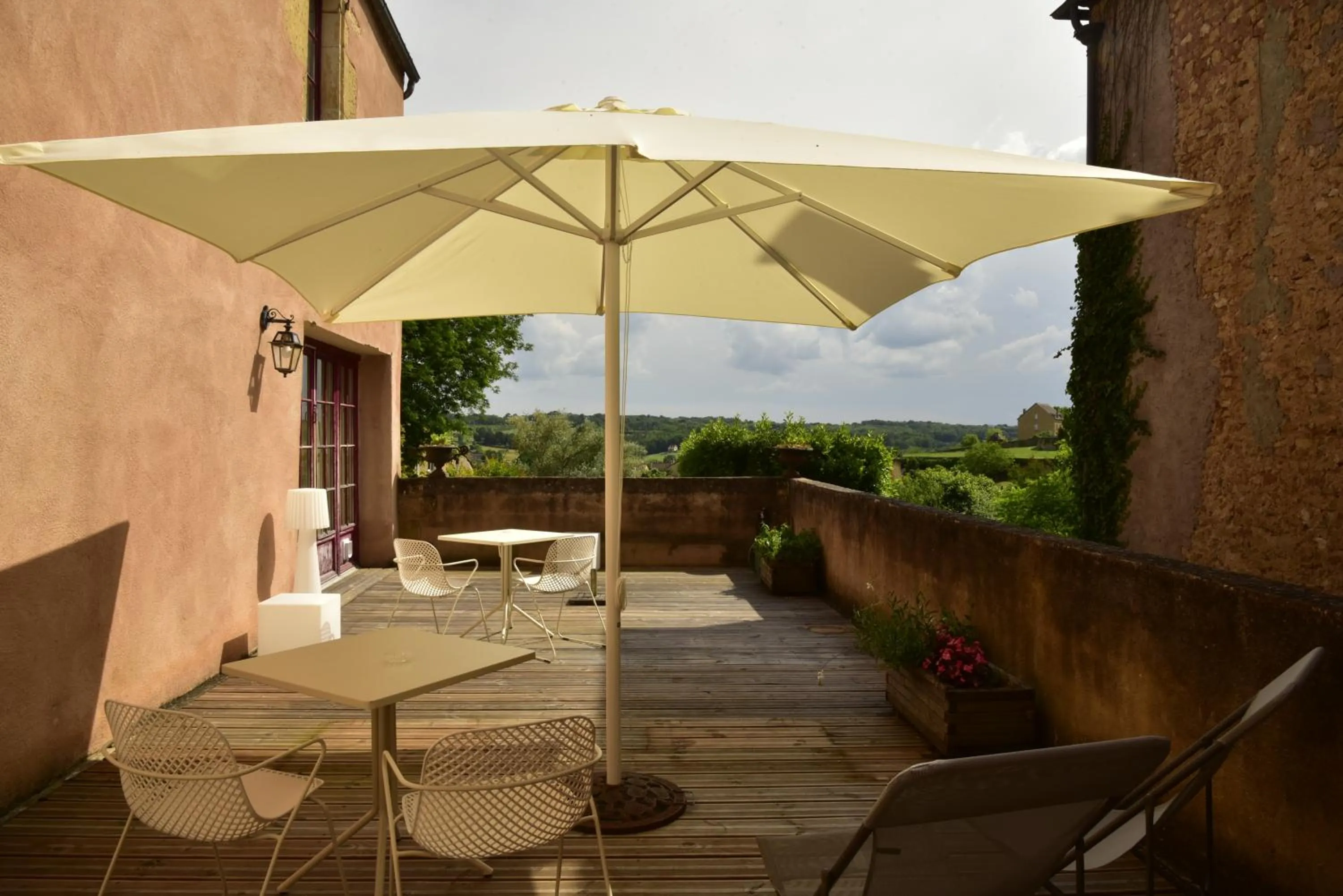 Patio in Logis Hôtel Le Boudoir