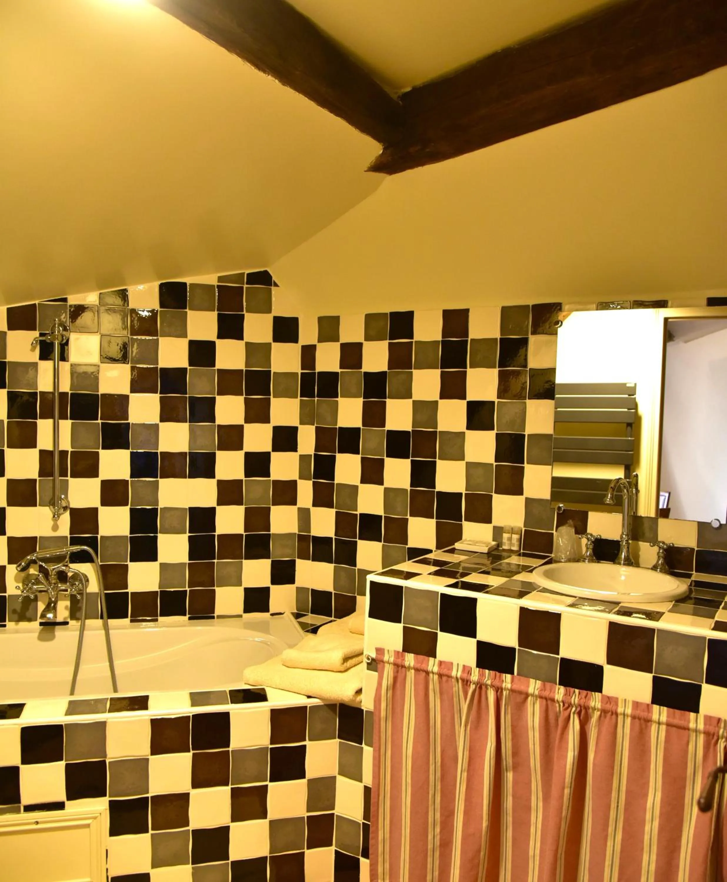 Bathroom in Logis Hôtel Le Boudoir