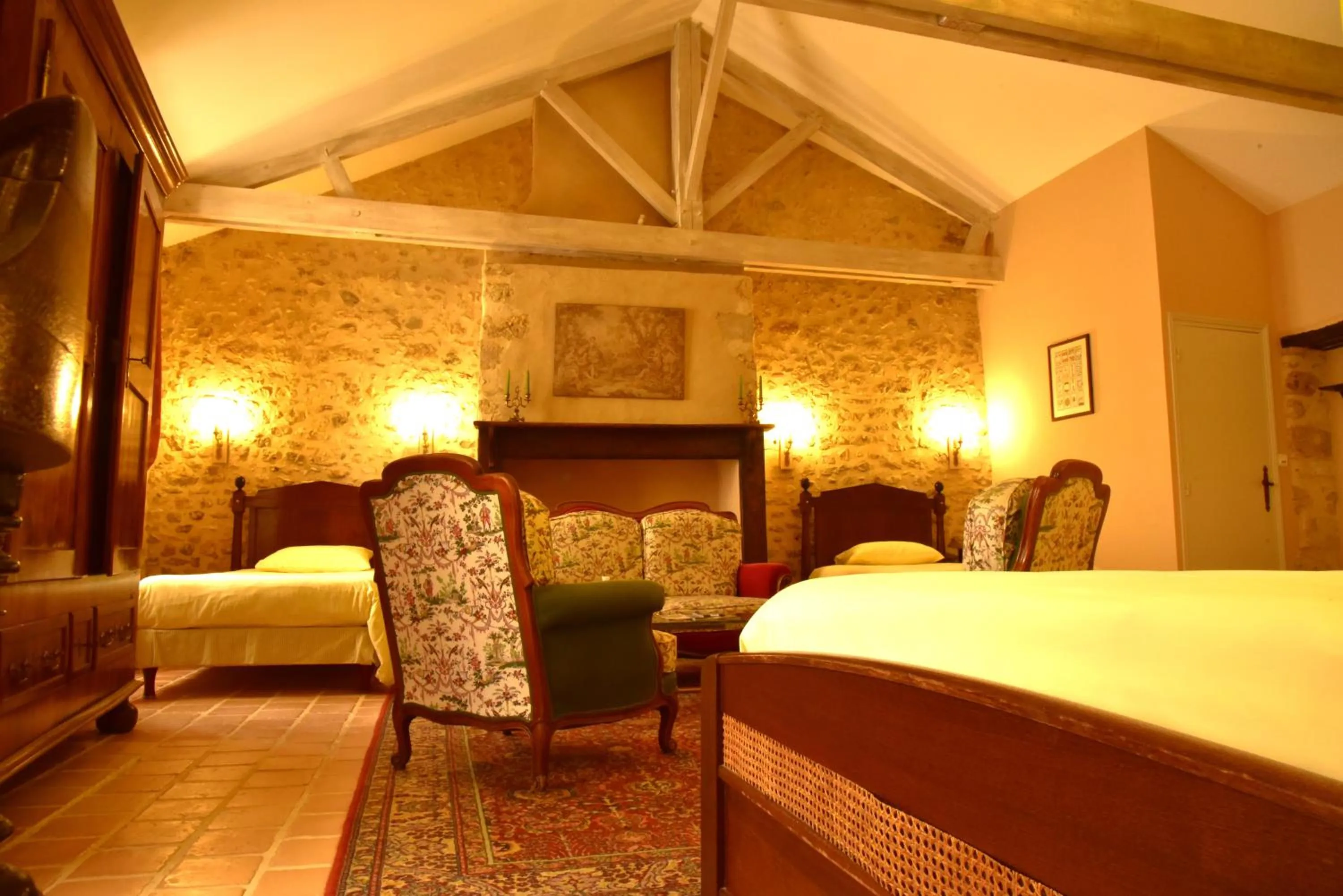 Photo of the whole room, Bed in Logis Hôtel Le Boudoir