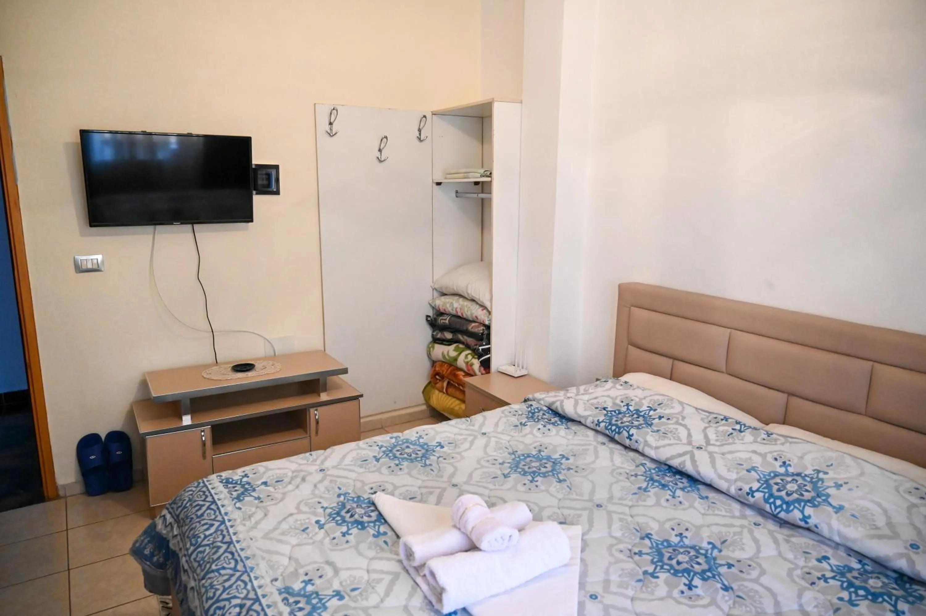 Deluxe Room (2 Adults + 1 Child) in Joni Restaurant