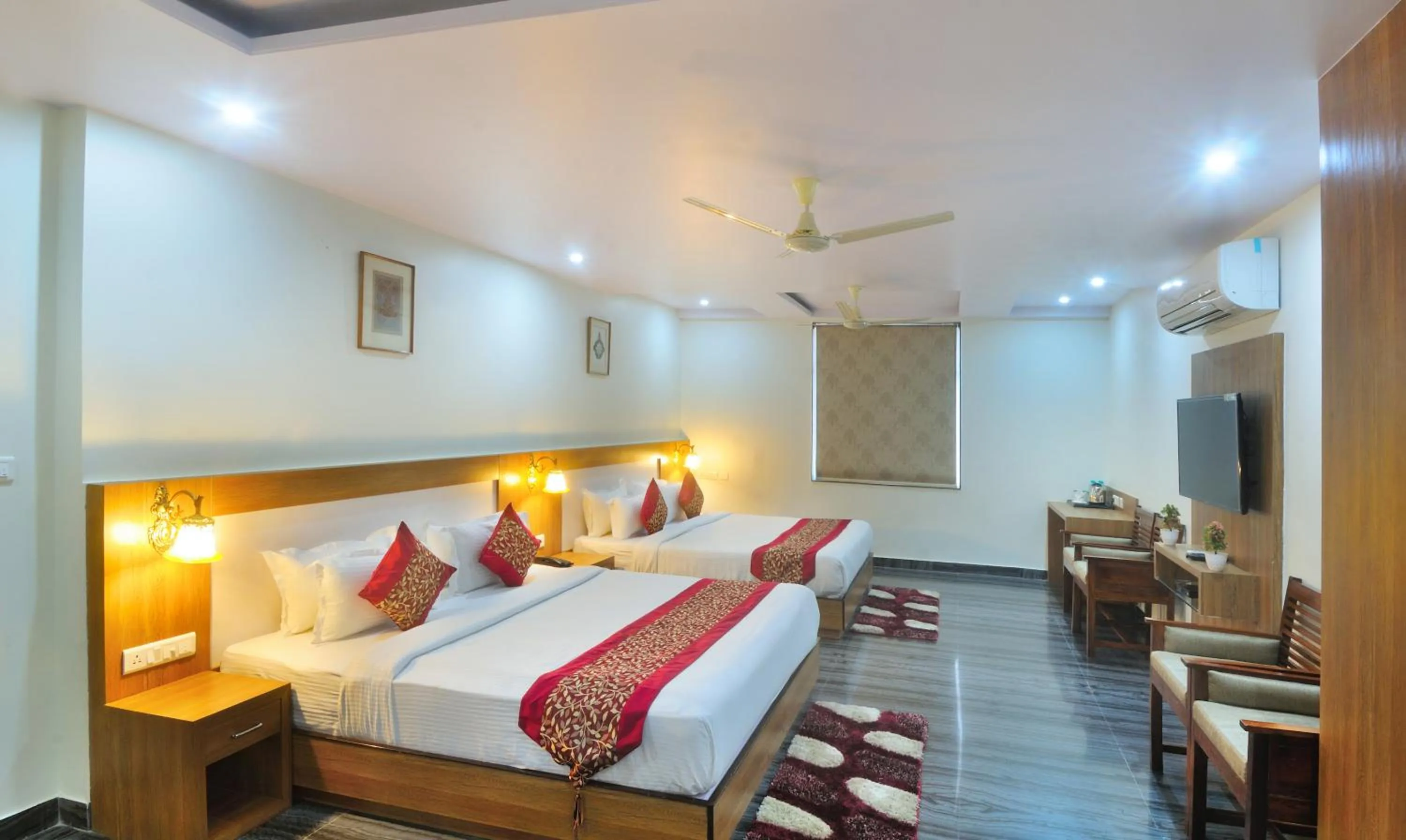 Bathroom, Bed in Trimrooms Mount Blue