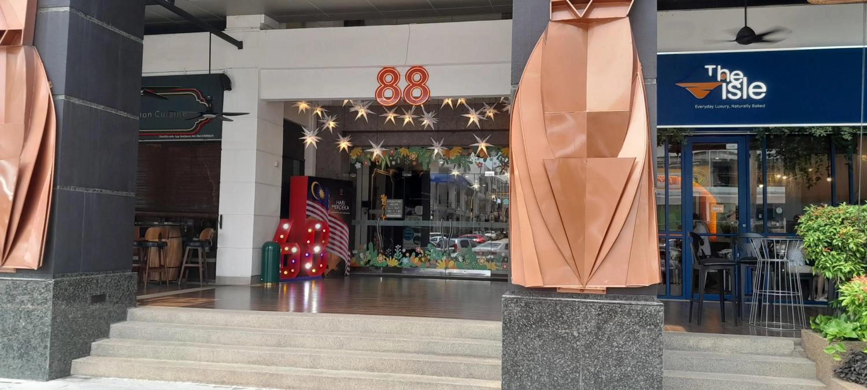 Restaurant/places to eat in Luxfort 118 Service Suites