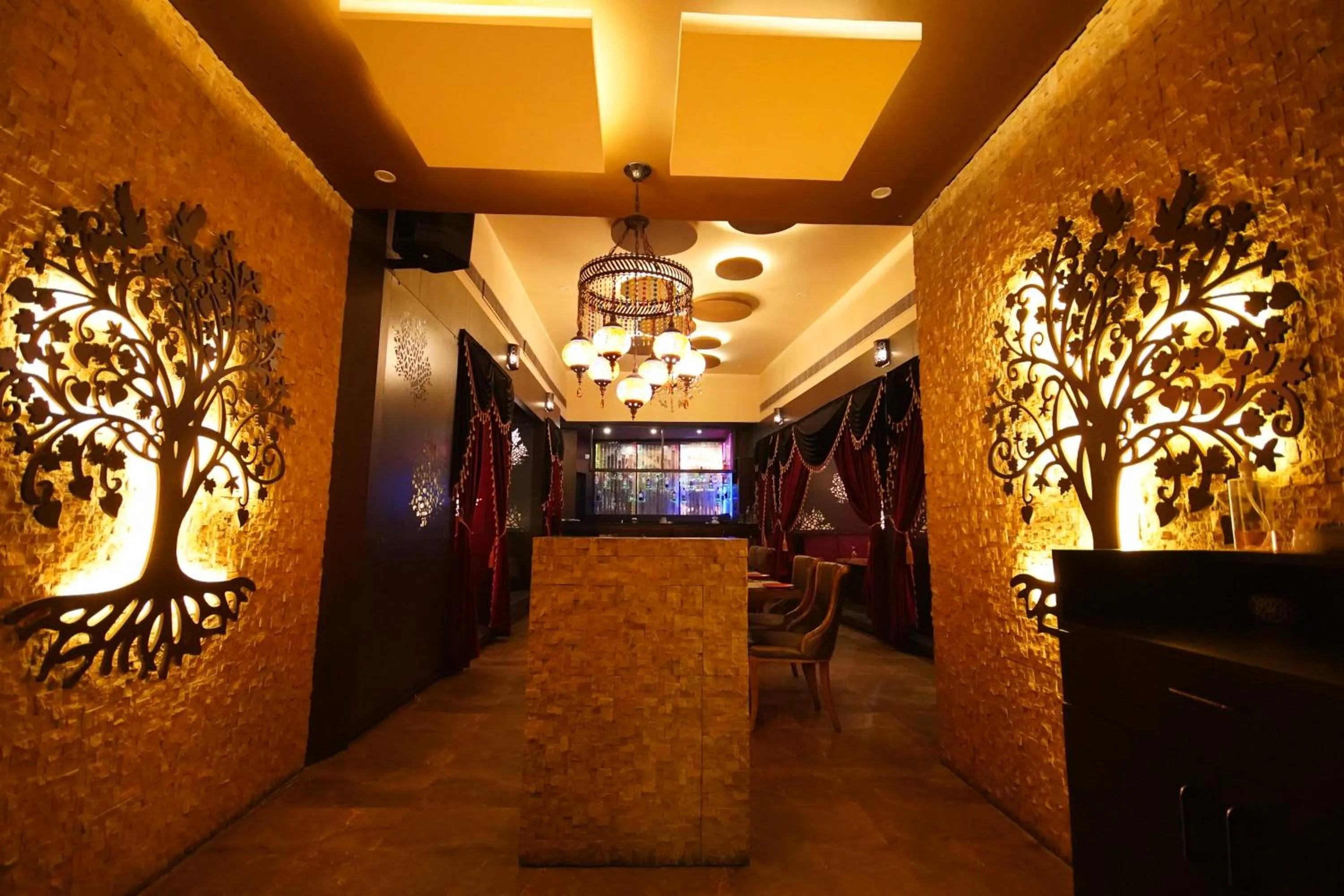 Restaurant/places to eat in HOTEL ARYA