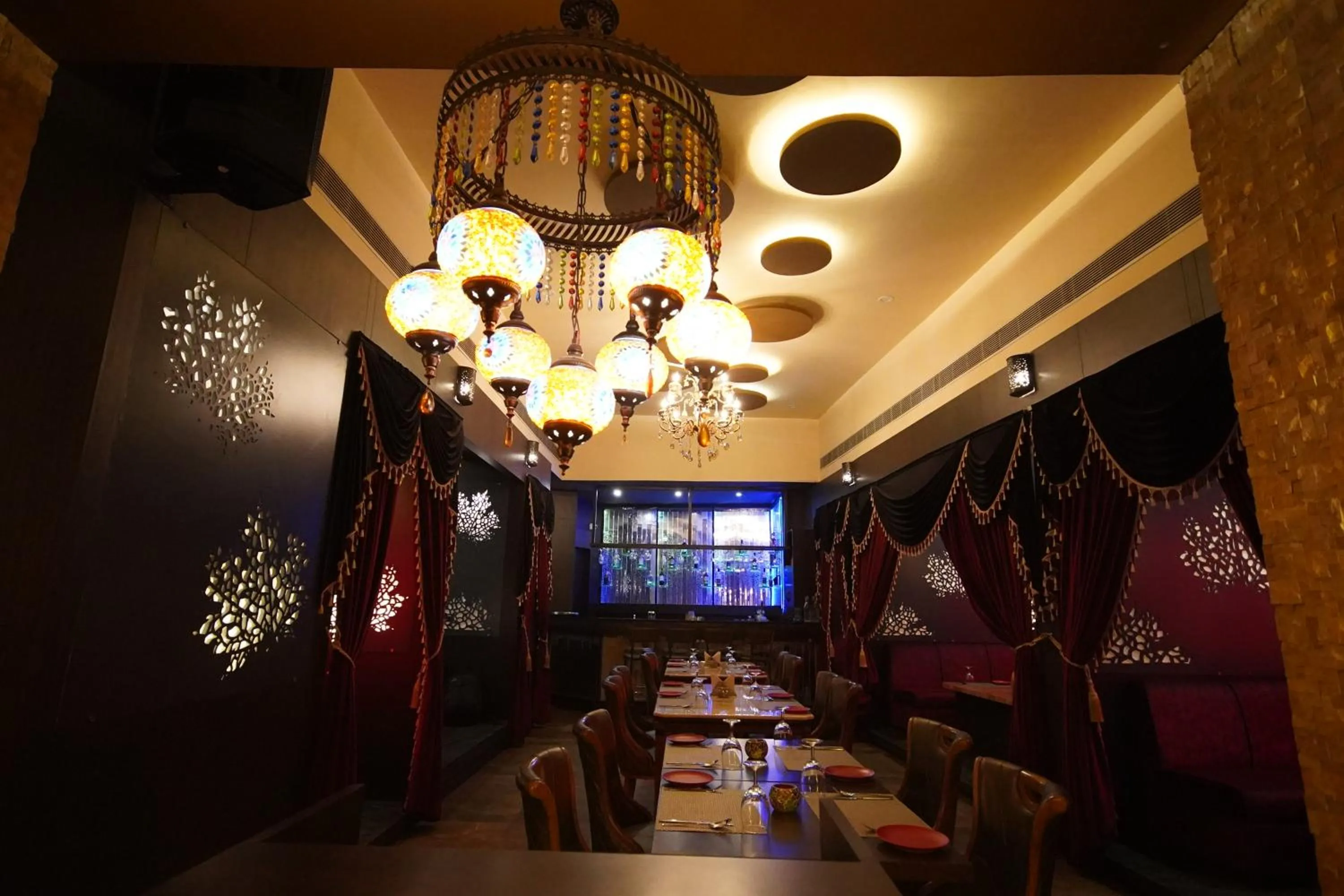 Restaurant/places to eat in HOTEL ARYA