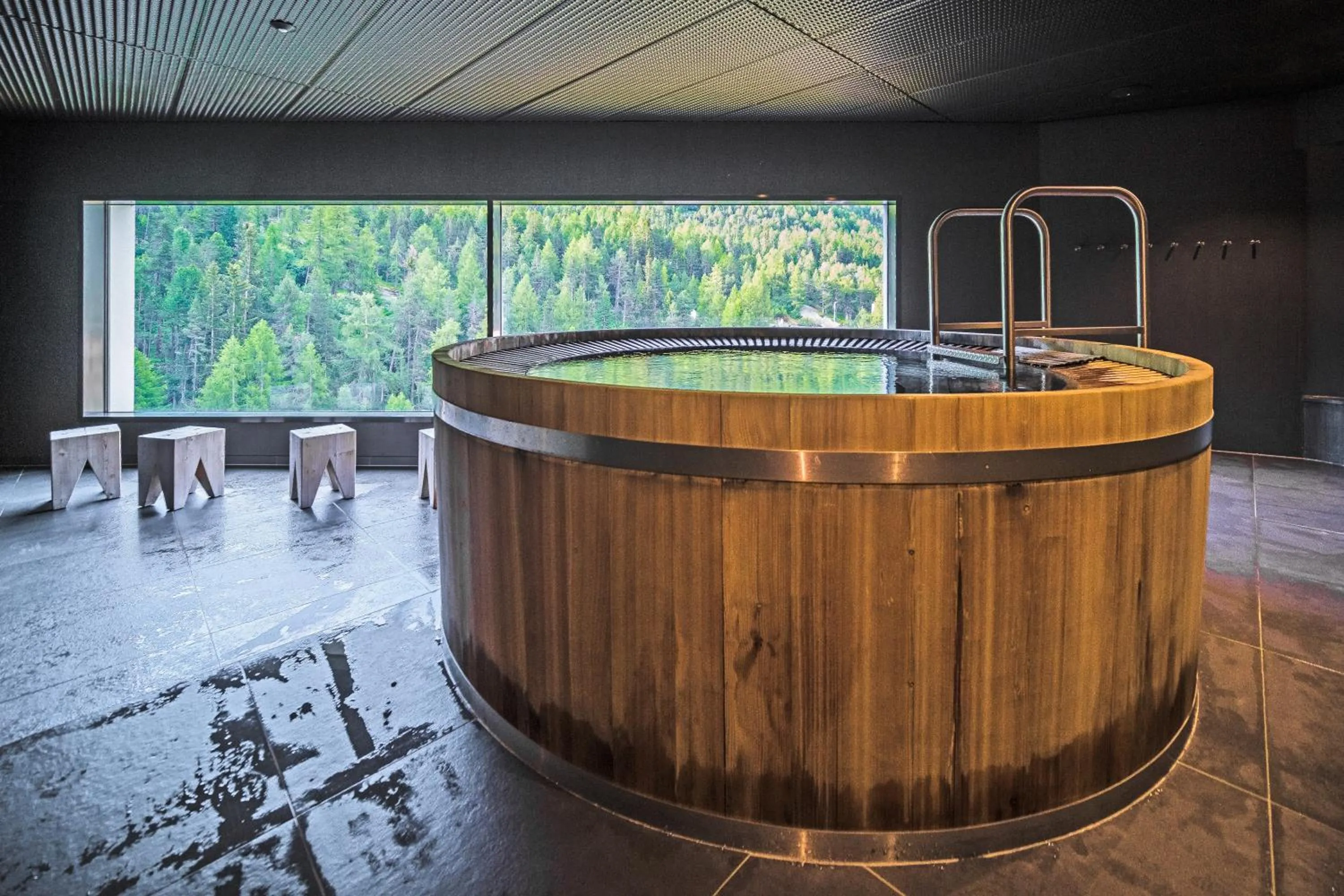 Hot Tub in Saas-Fee wellnesshostel4000