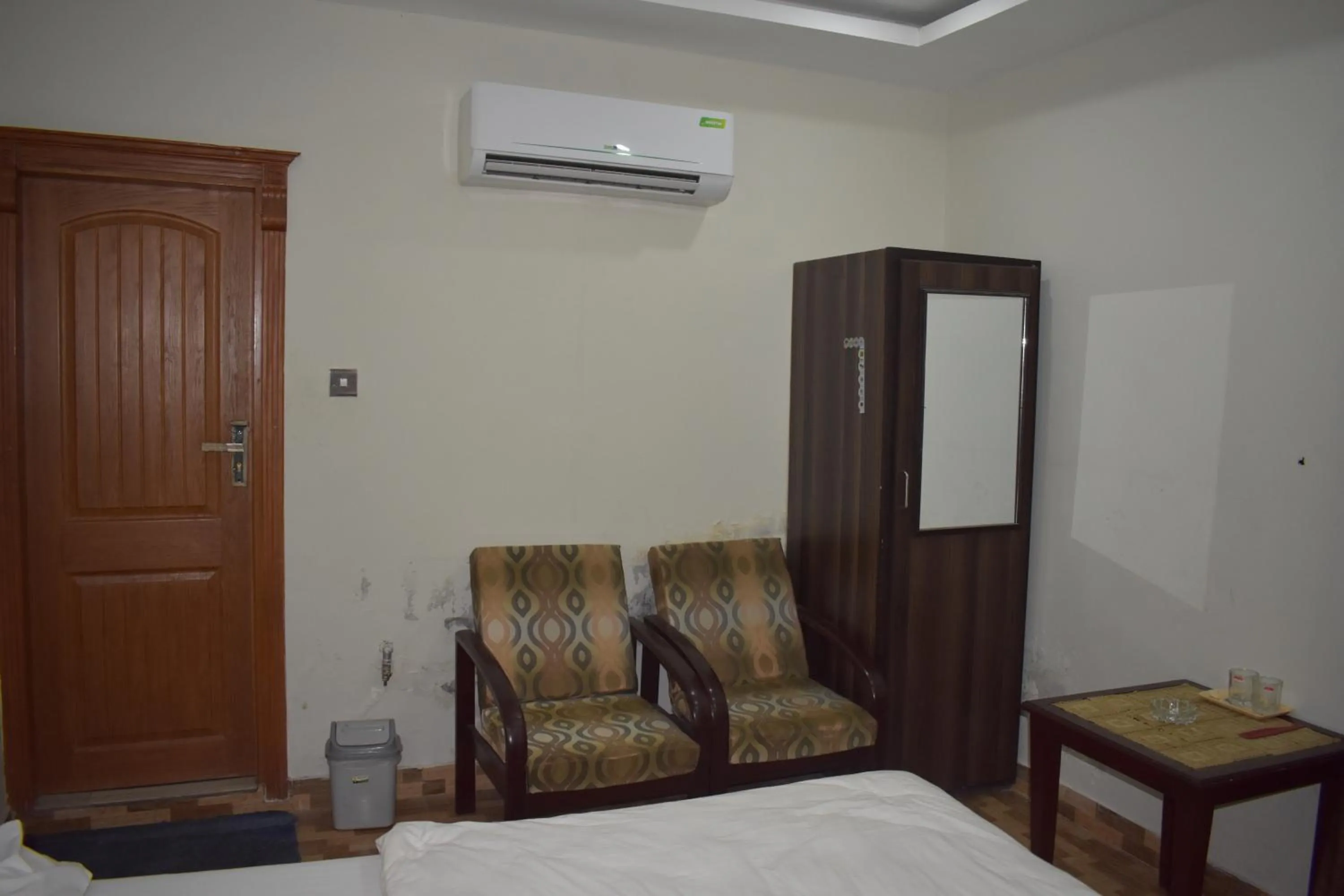 Massage, Bed in Hotel Kashmir Inn