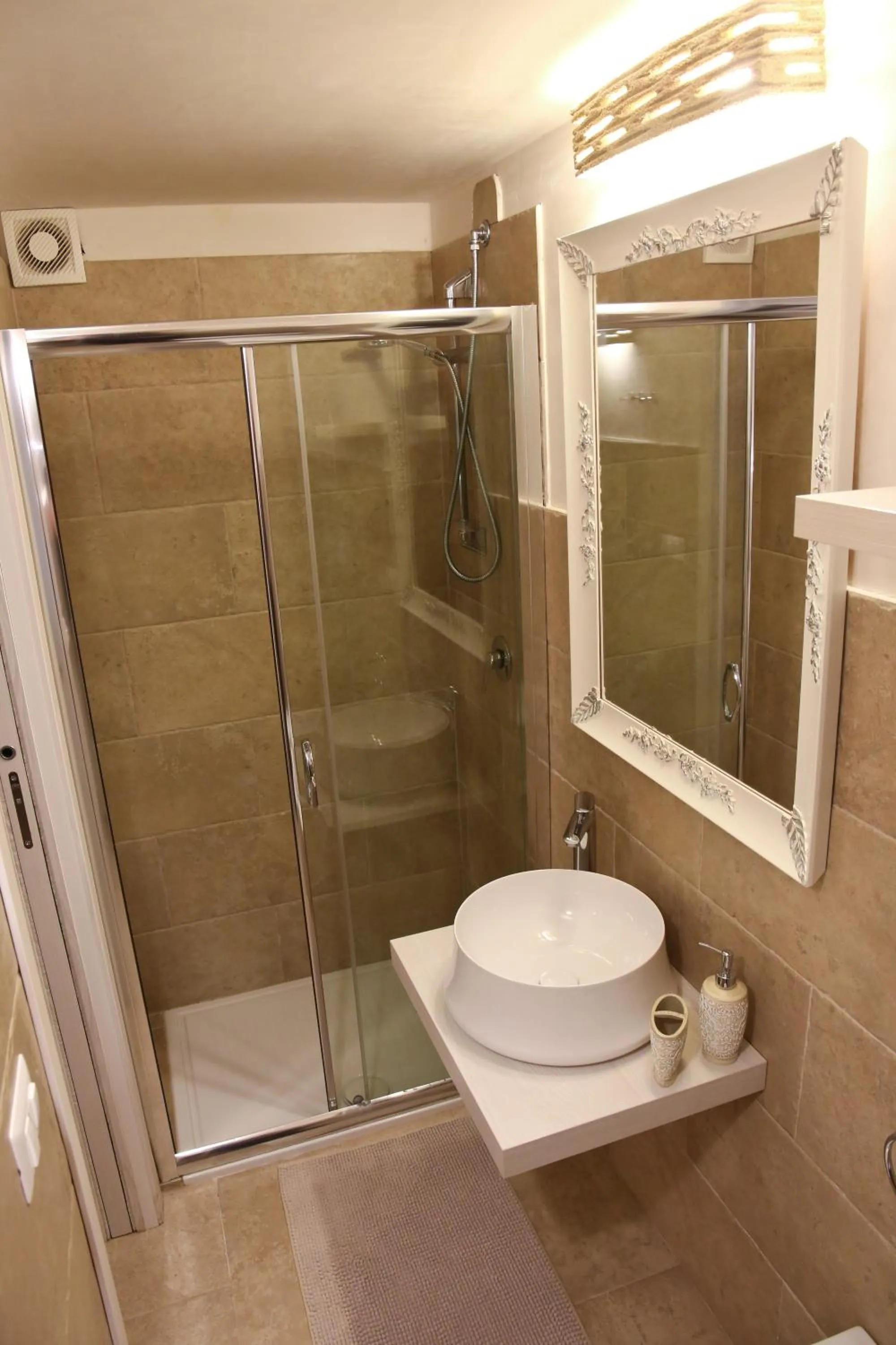 Bathroom in I 7 Peccati