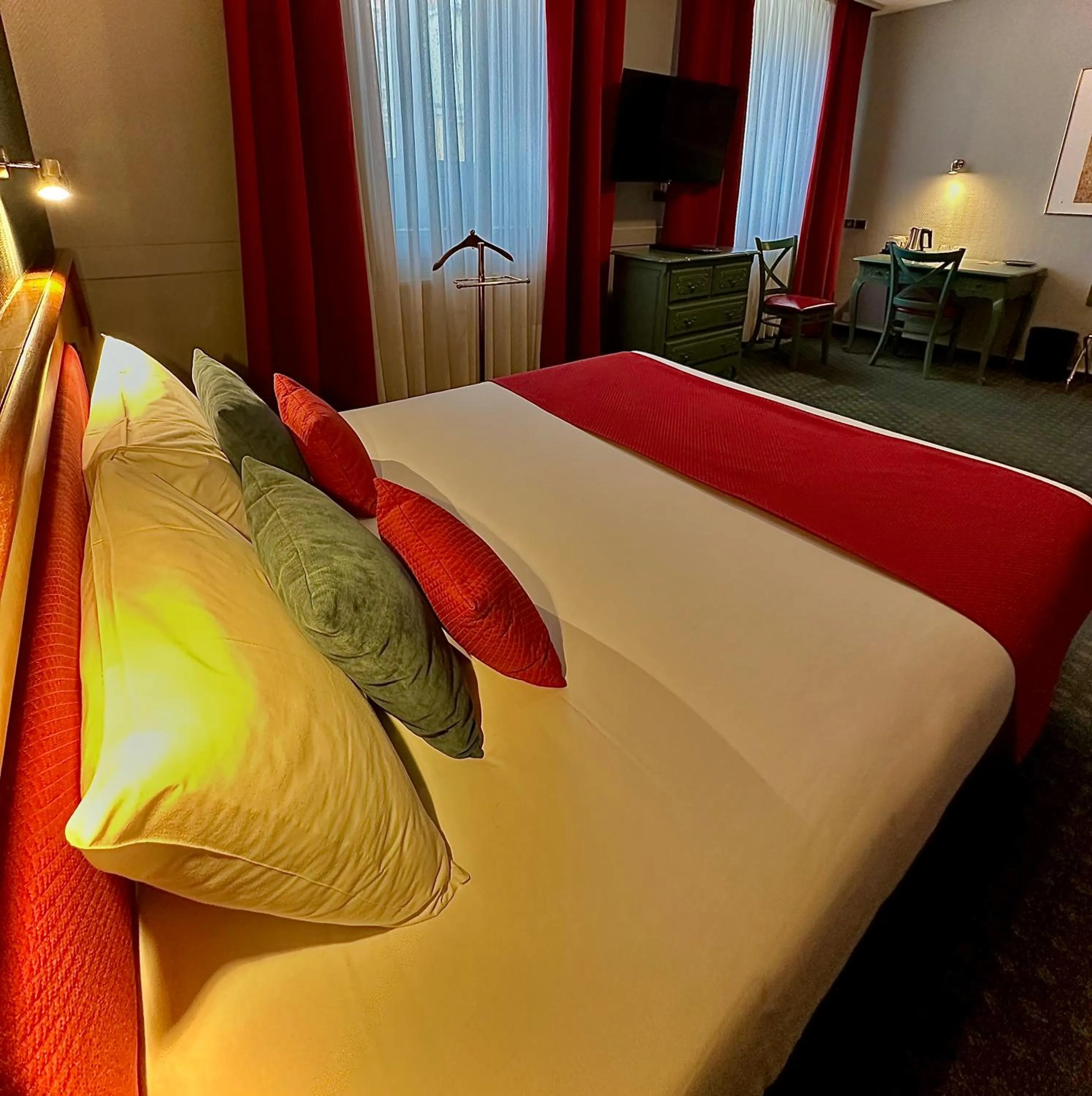 Bedroom, Bed in Hotel De La Paix