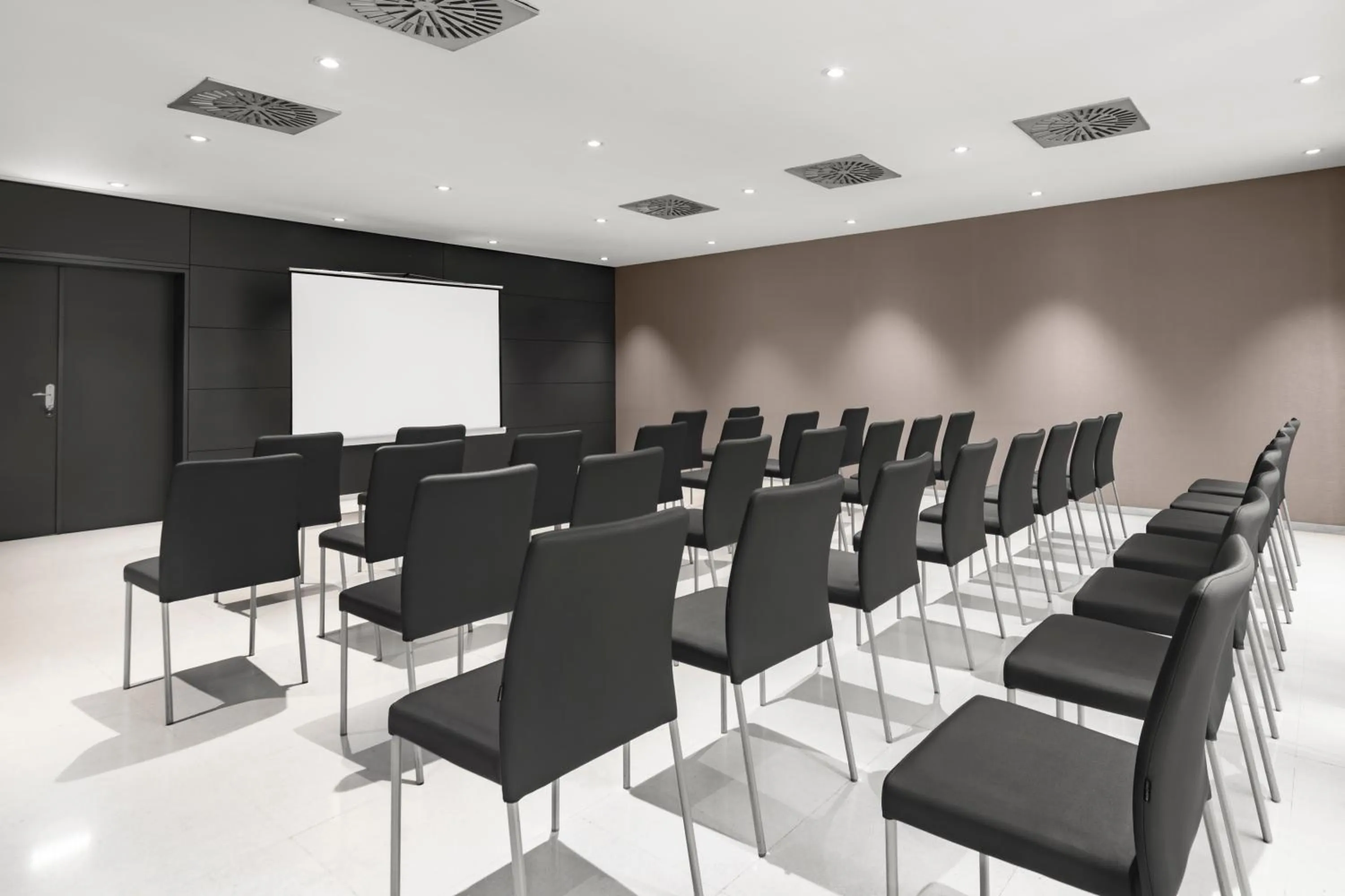 Meeting/conference room in Eurostars Lisboa Parque