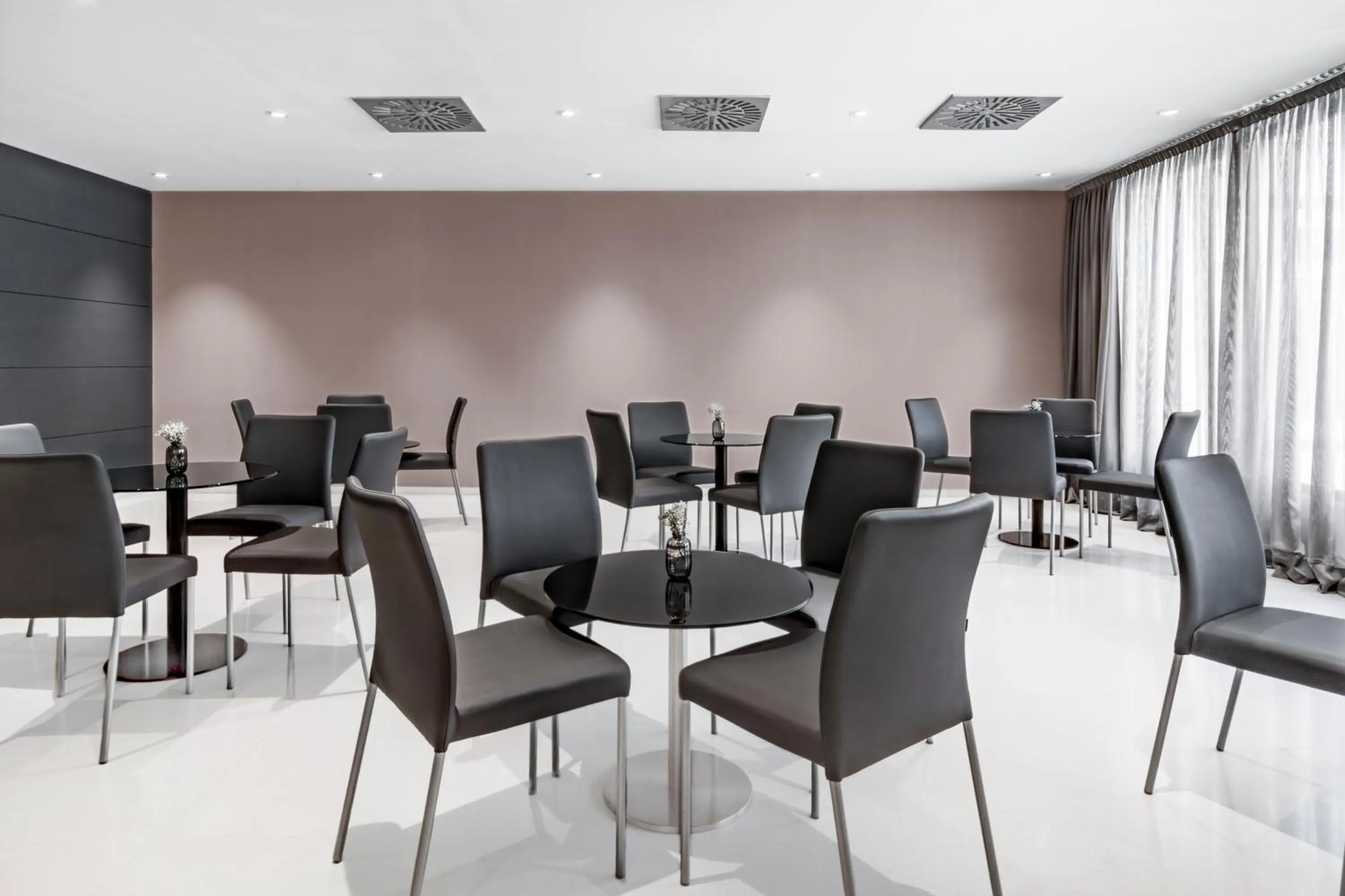 Meeting/conference room in Eurostars Lisboa Parque