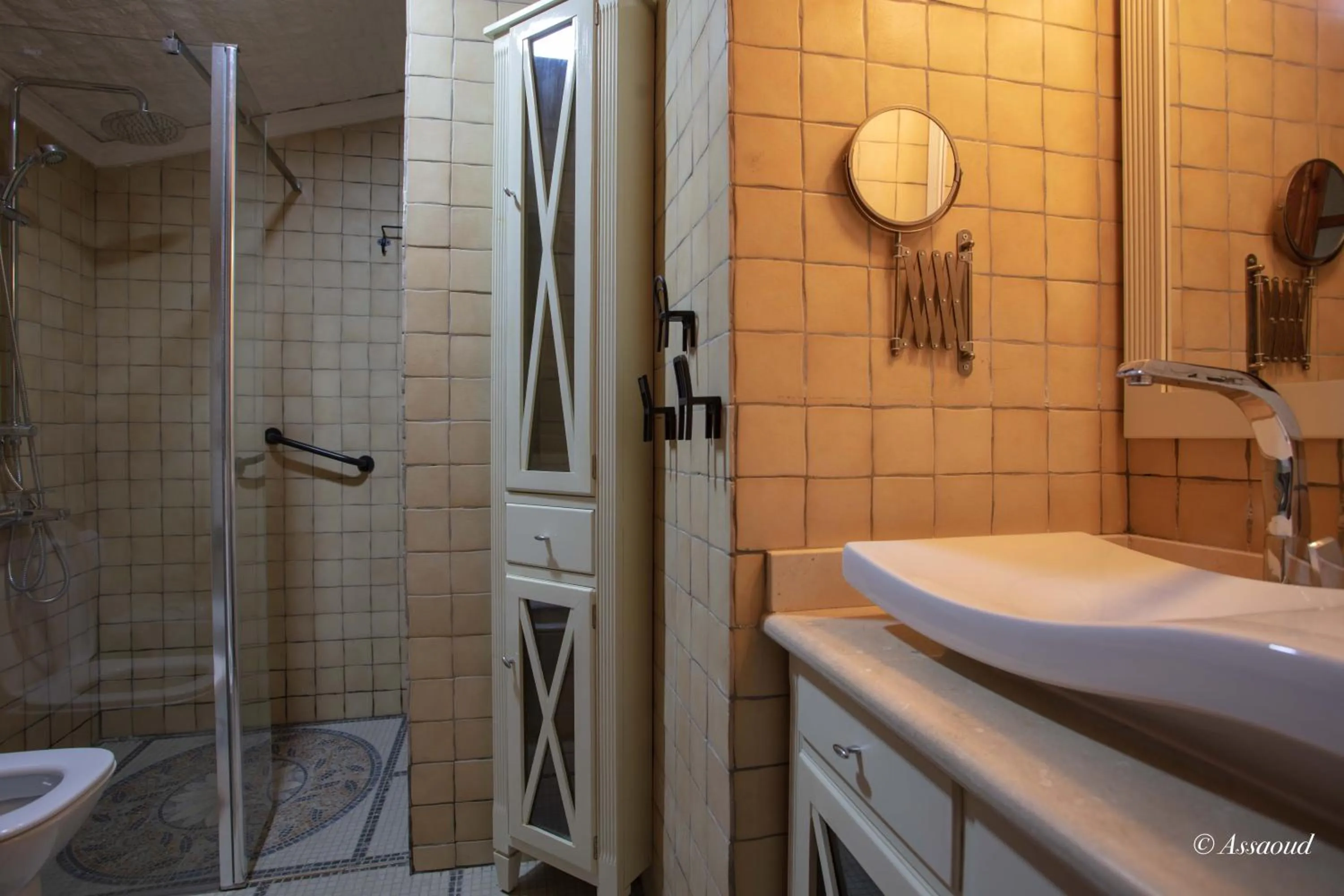 Shower in Resort Hotel El Cortijo & Spa