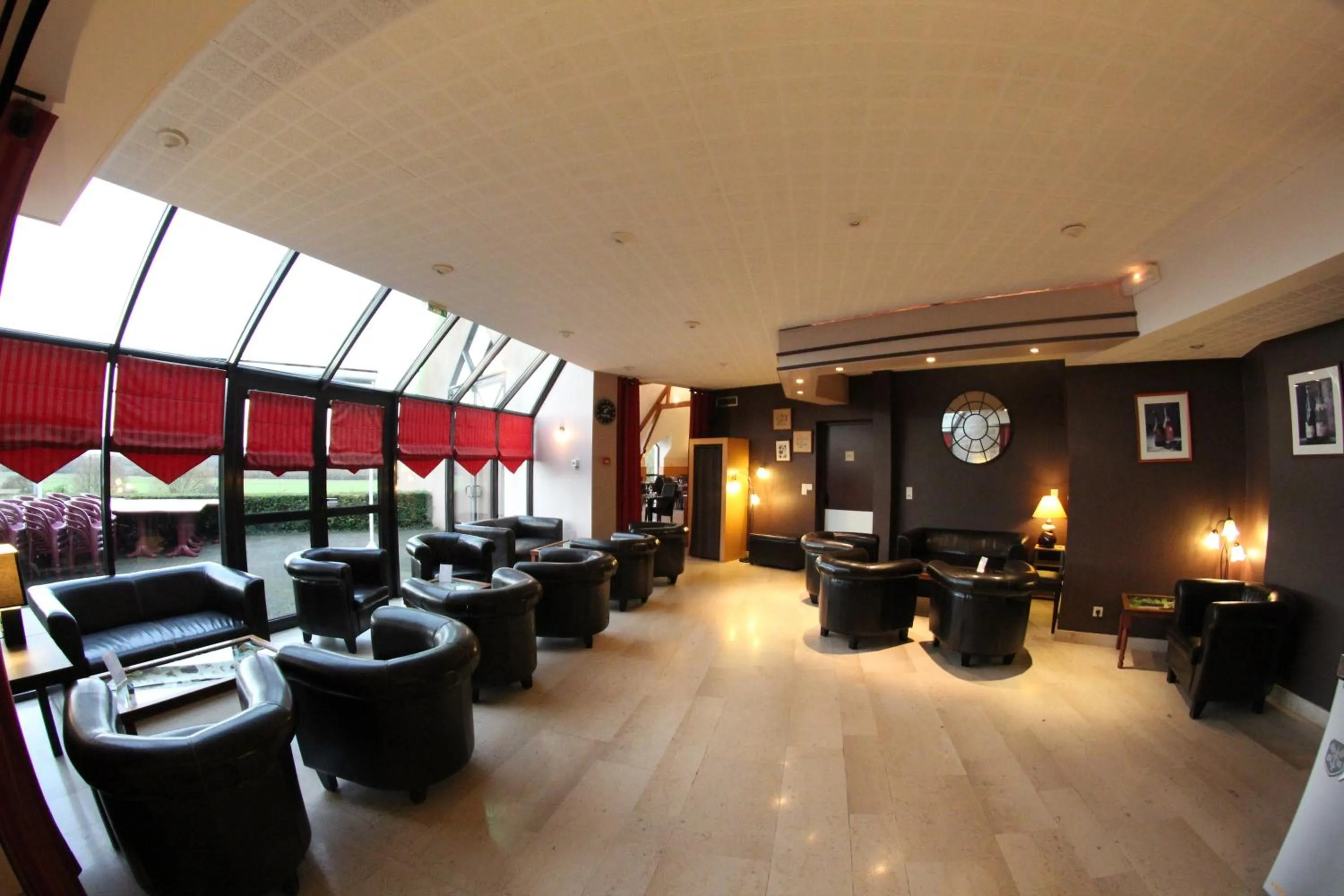 Communal lounge/ TV room in Auberge De Bourgogne