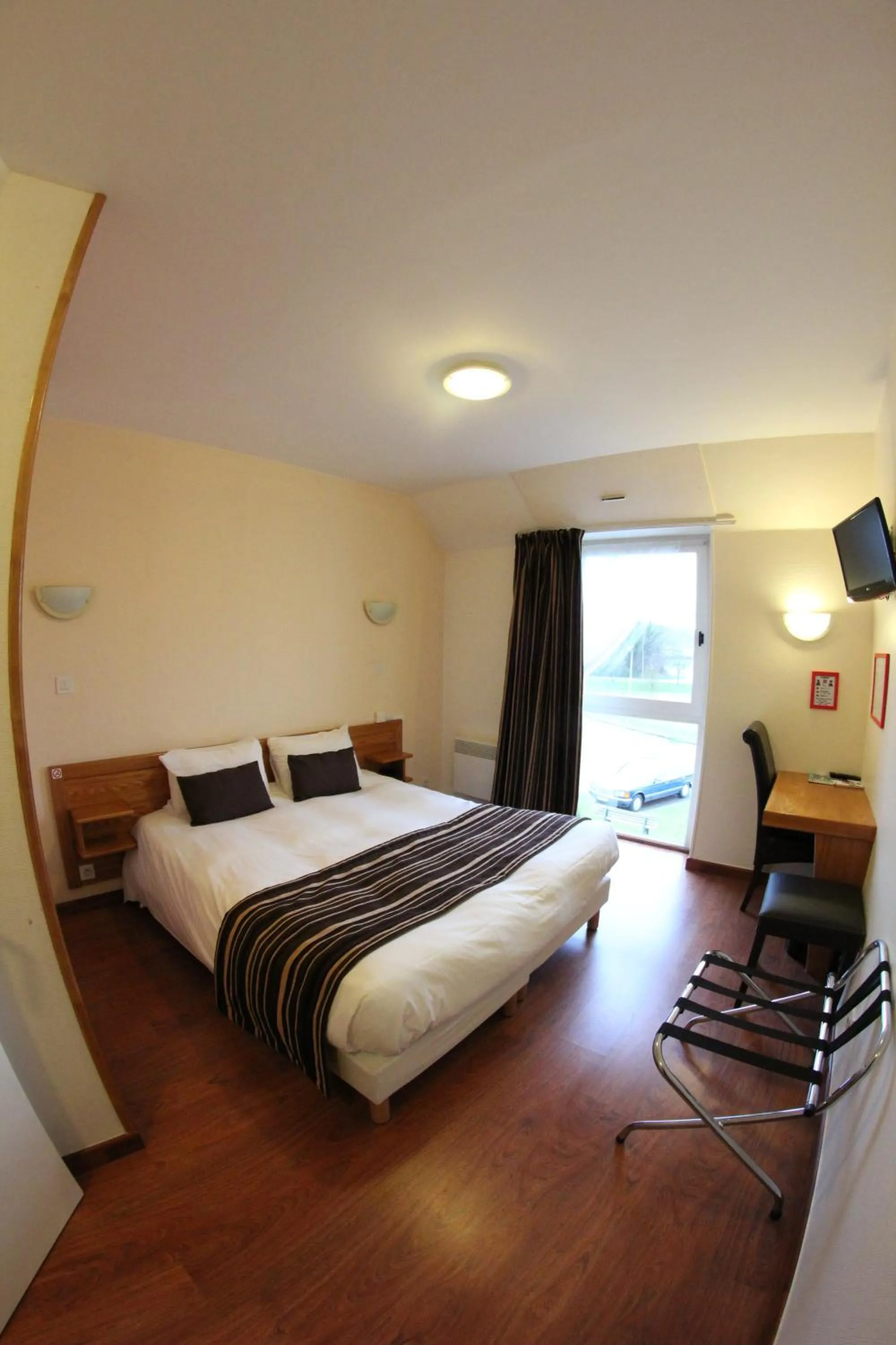 Photo of the whole room, Bed in Auberge De Bourgogne