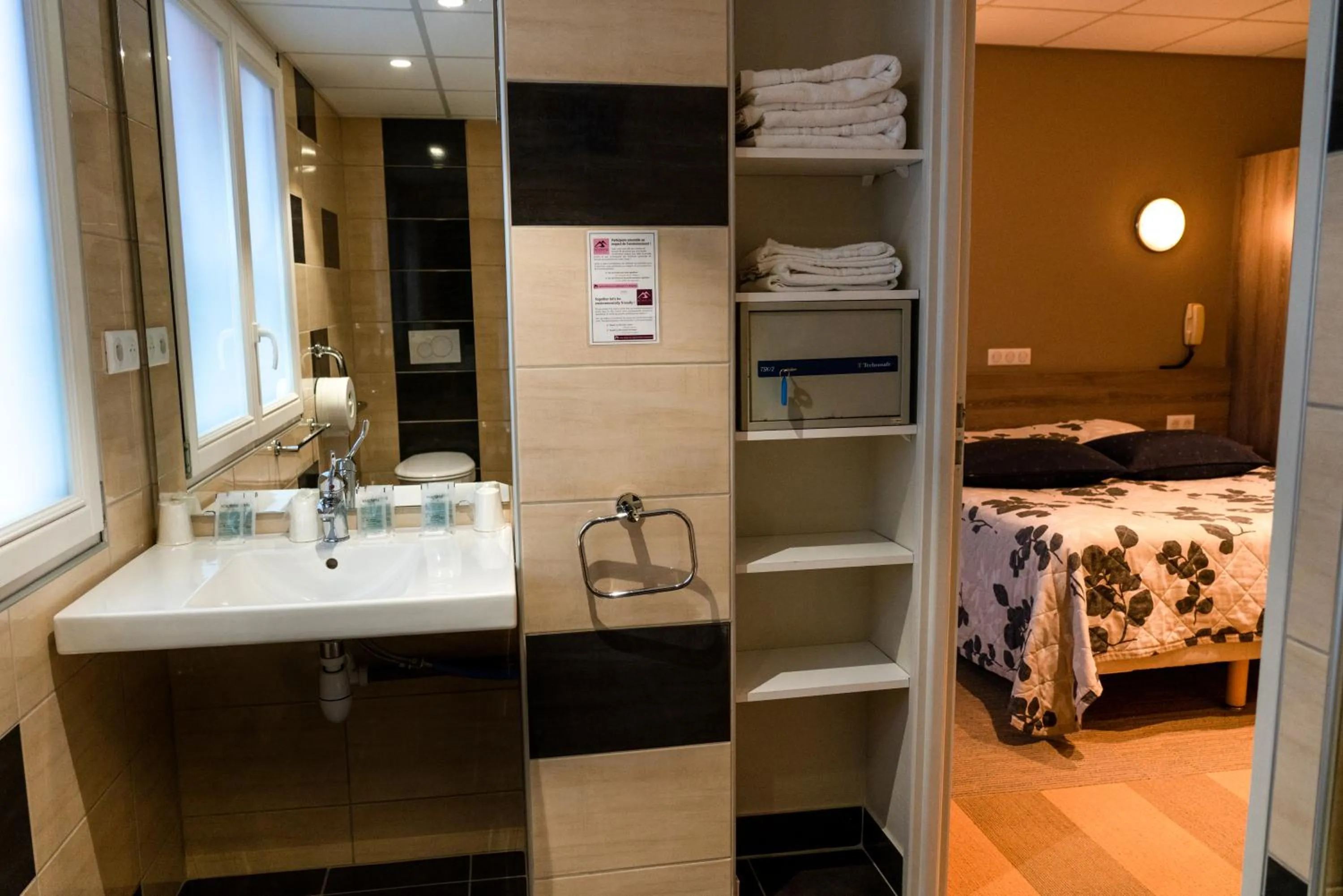 Bathroom in Au Primerose Hôtel