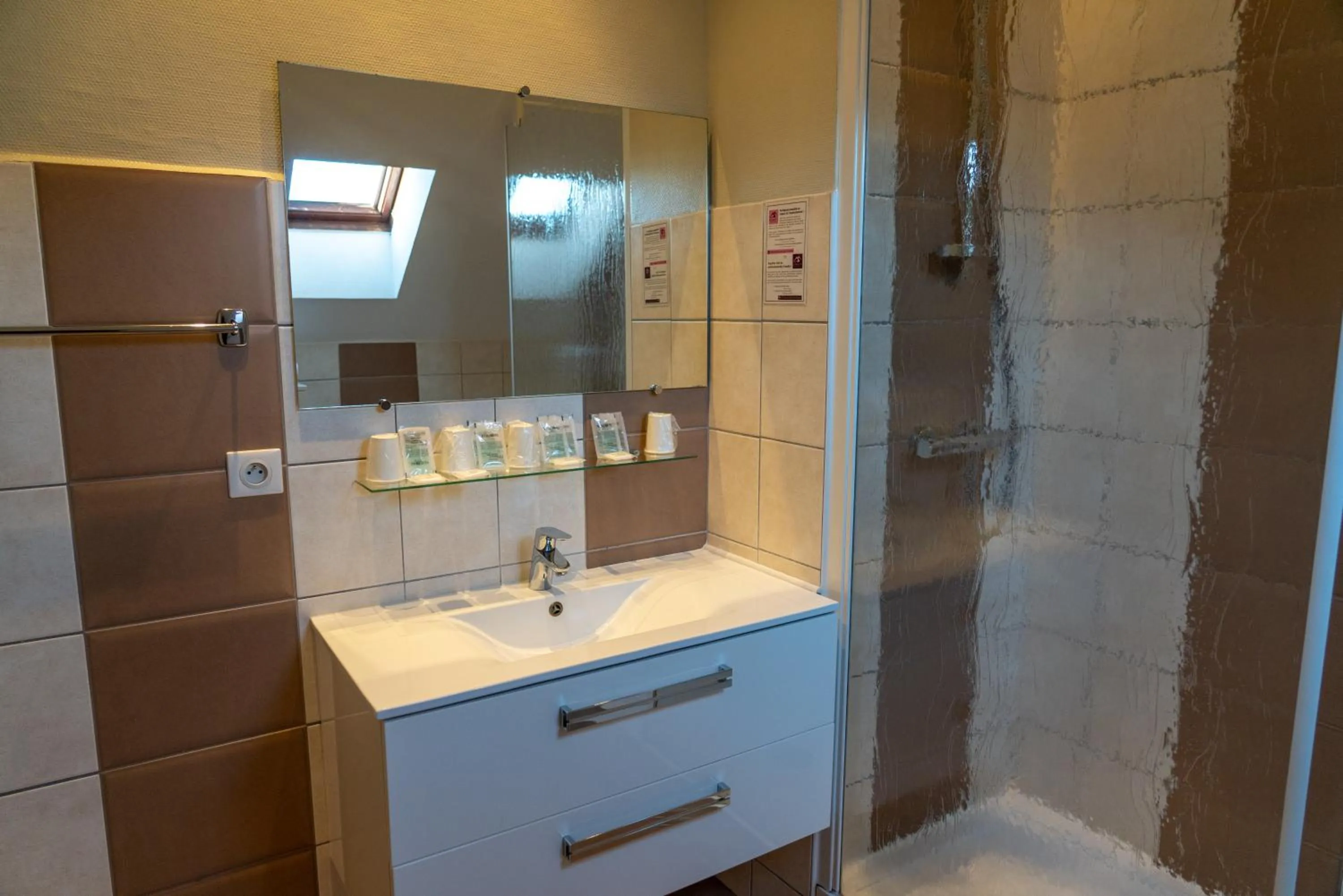 Bathroom in Au Primerose Hôtel