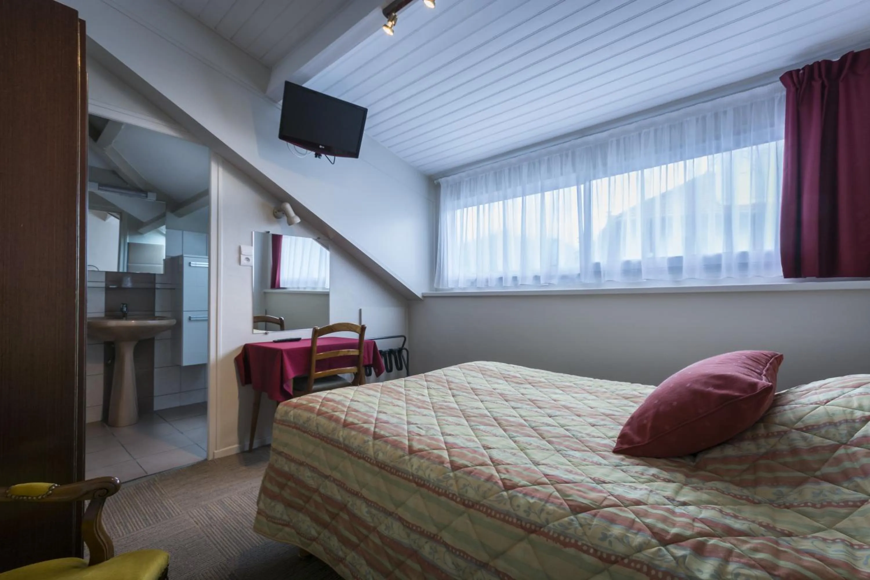 Bed in Au Primerose Hôtel