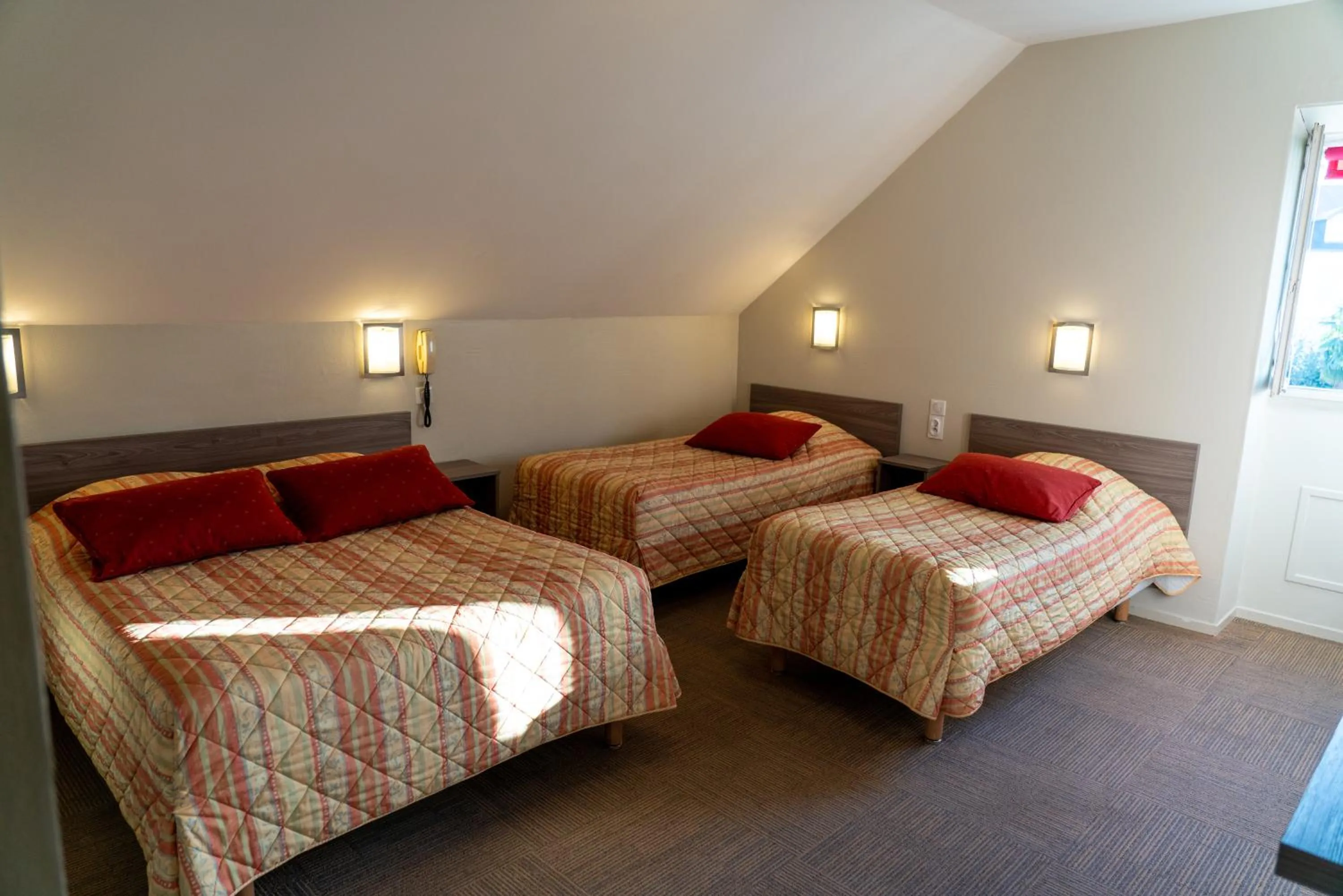 Bed in Au Primerose Hôtel