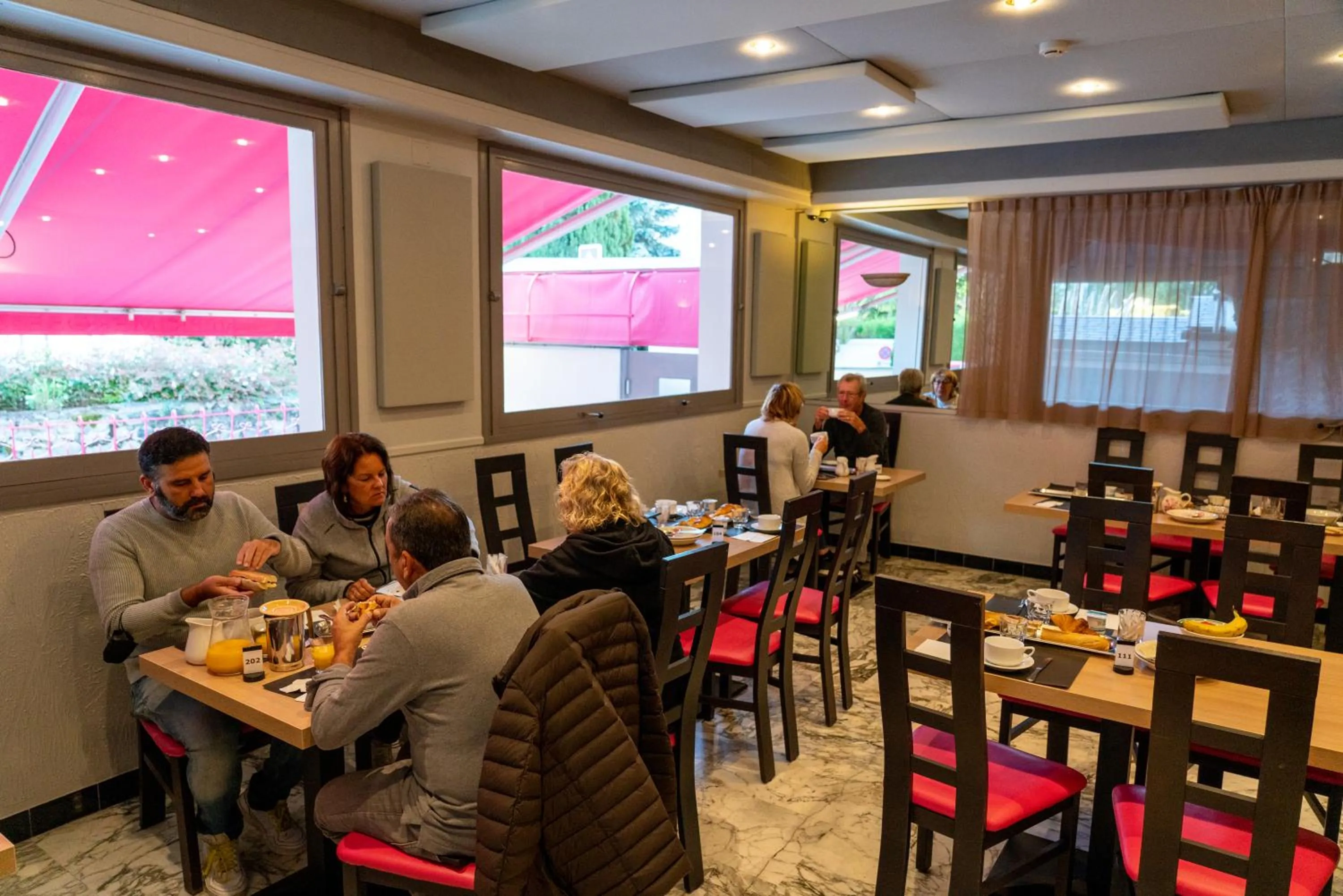 Restaurant/places to eat in Au Primerose Hôtel