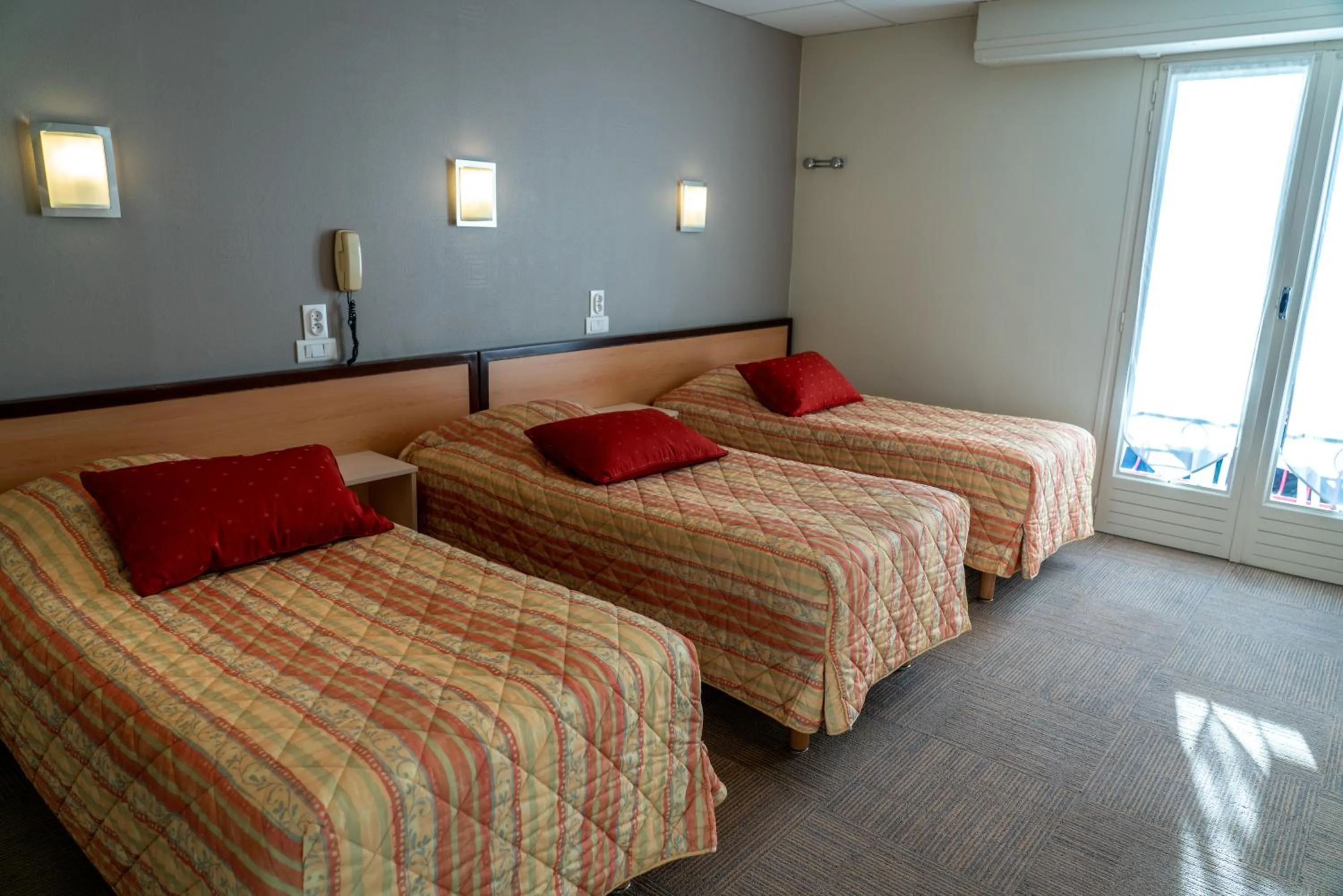 Bed in Au Primerose Hôtel