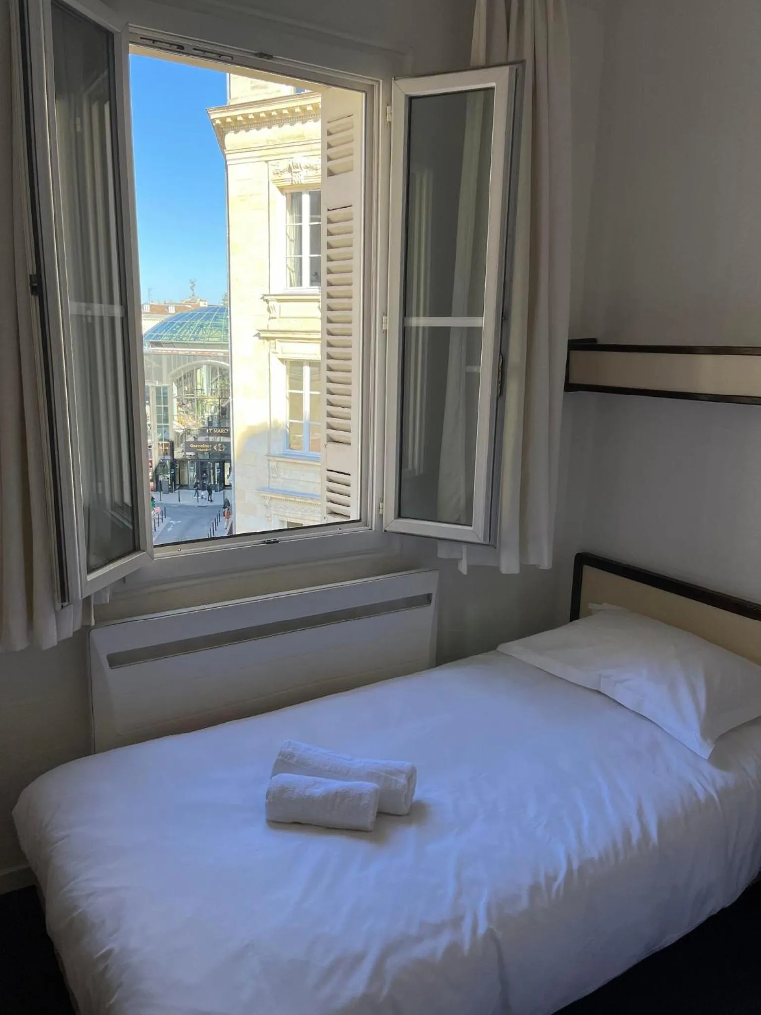 Bed in Hotel Des Grands Hommes - Bordeaux Centre