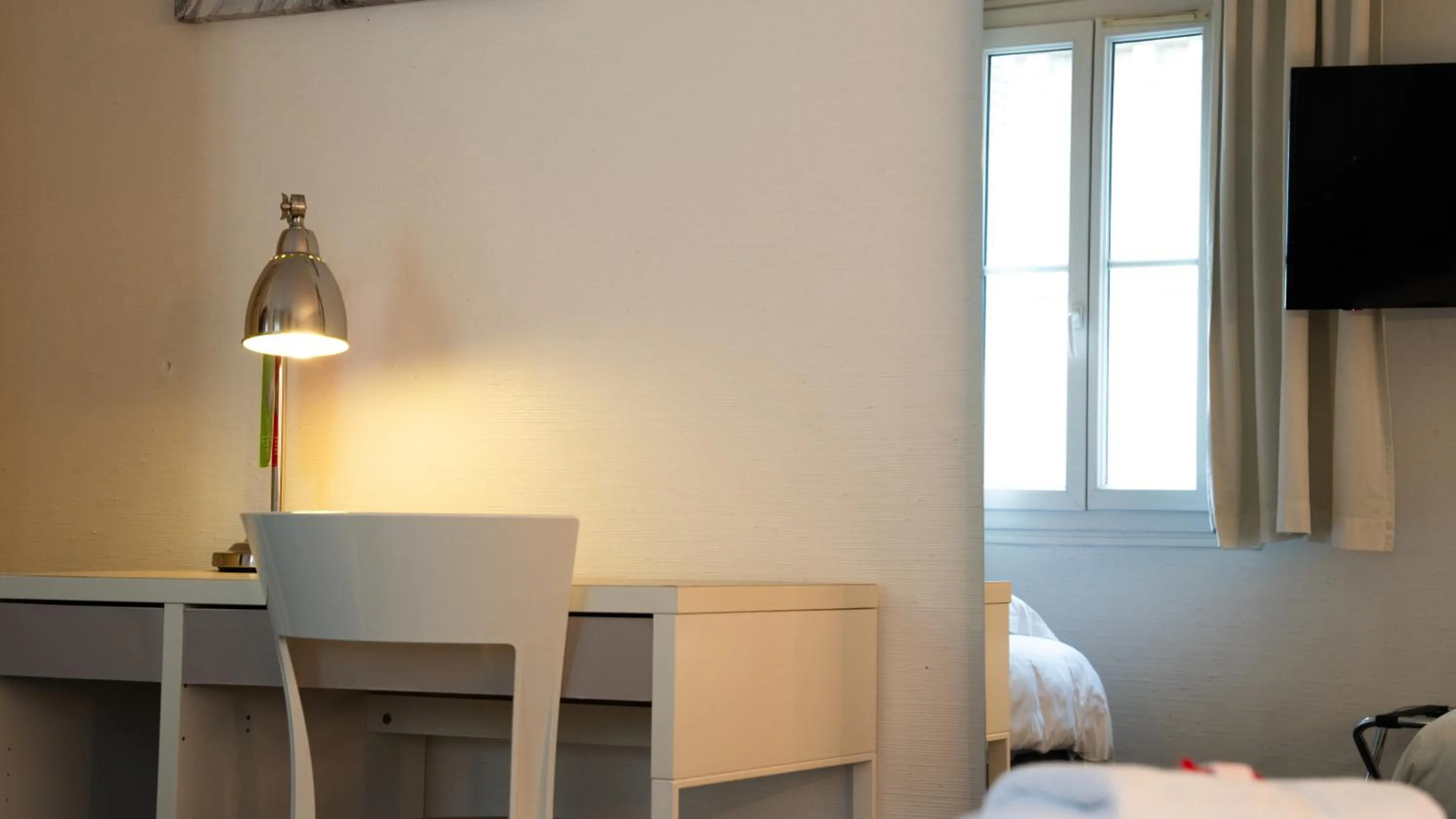 Bed in Hotel Des Grands Hommes - Bordeaux Centre