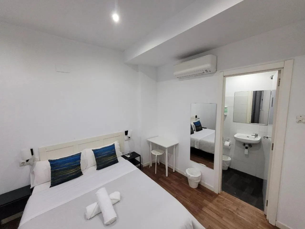 Bed in AYZ Frailes - Auto check-in property