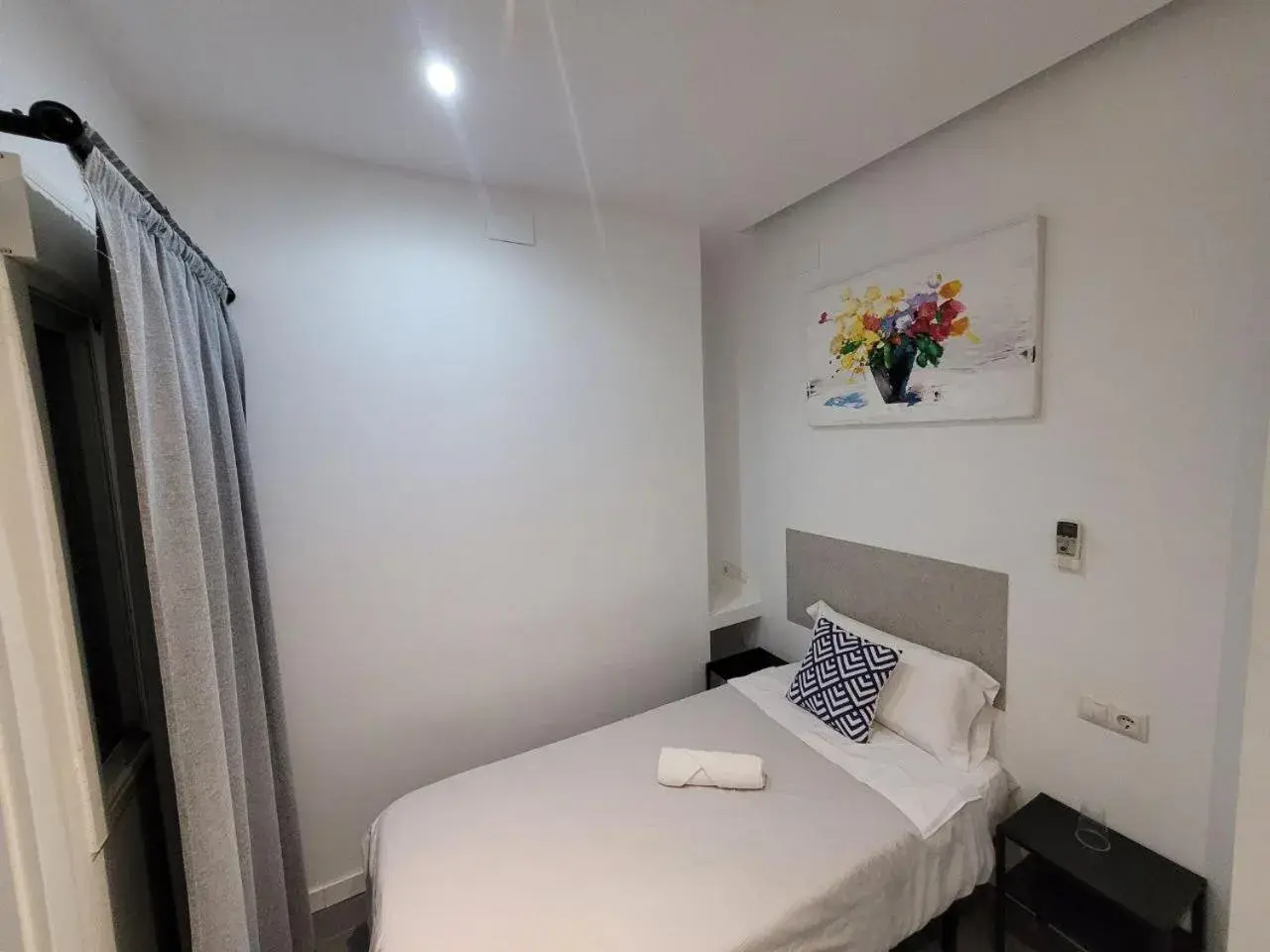 Single Room with Private Bathroom in AYZ Frailes - Auto check-in property Single Room with Private Bathroom in AYZ Frailes - Auto check-in property