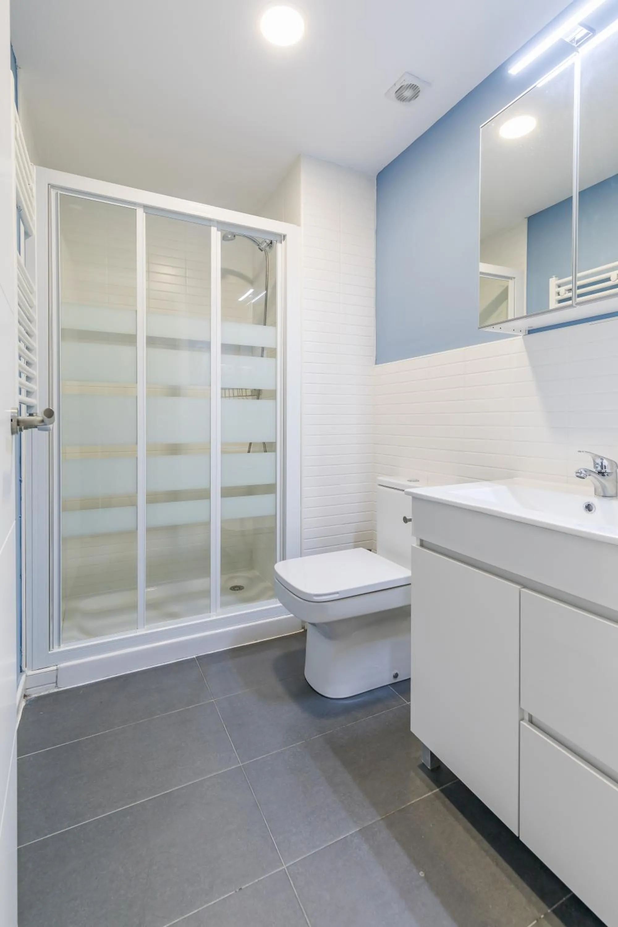 AYZ Villegas - Auto check-in property