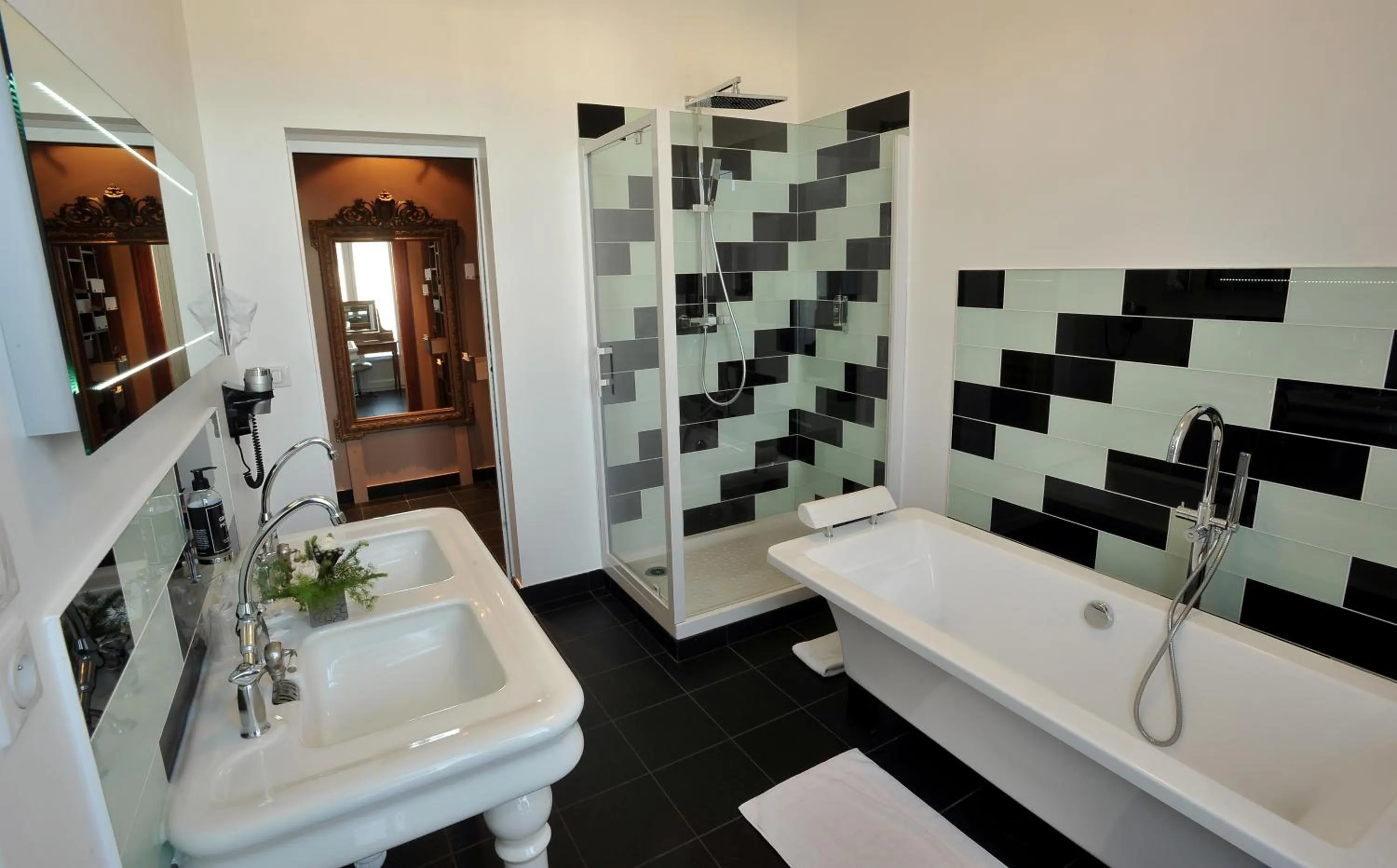 Shower in Le Grand Hotel