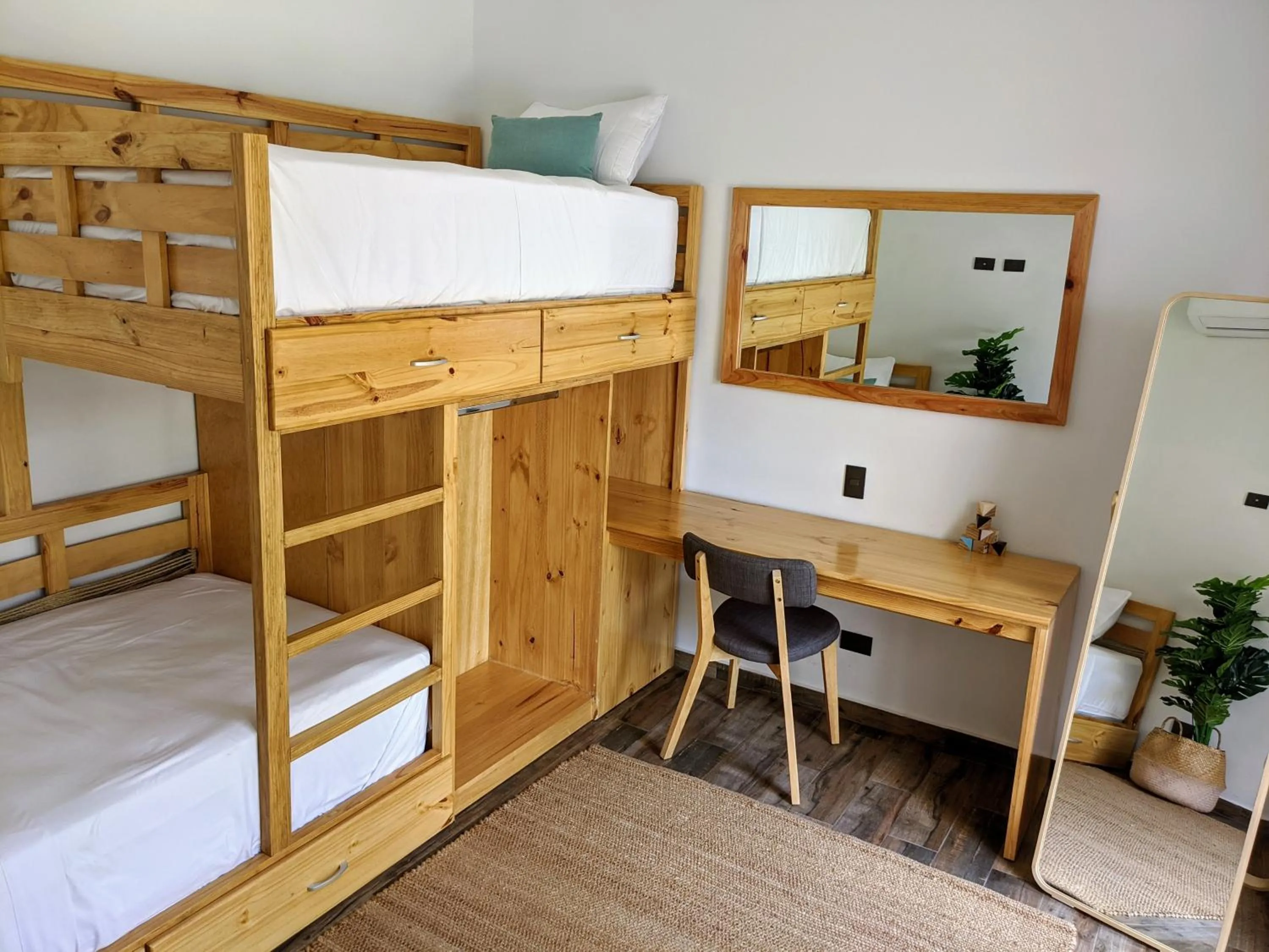 bunk bed, Bed in Garten Hotel