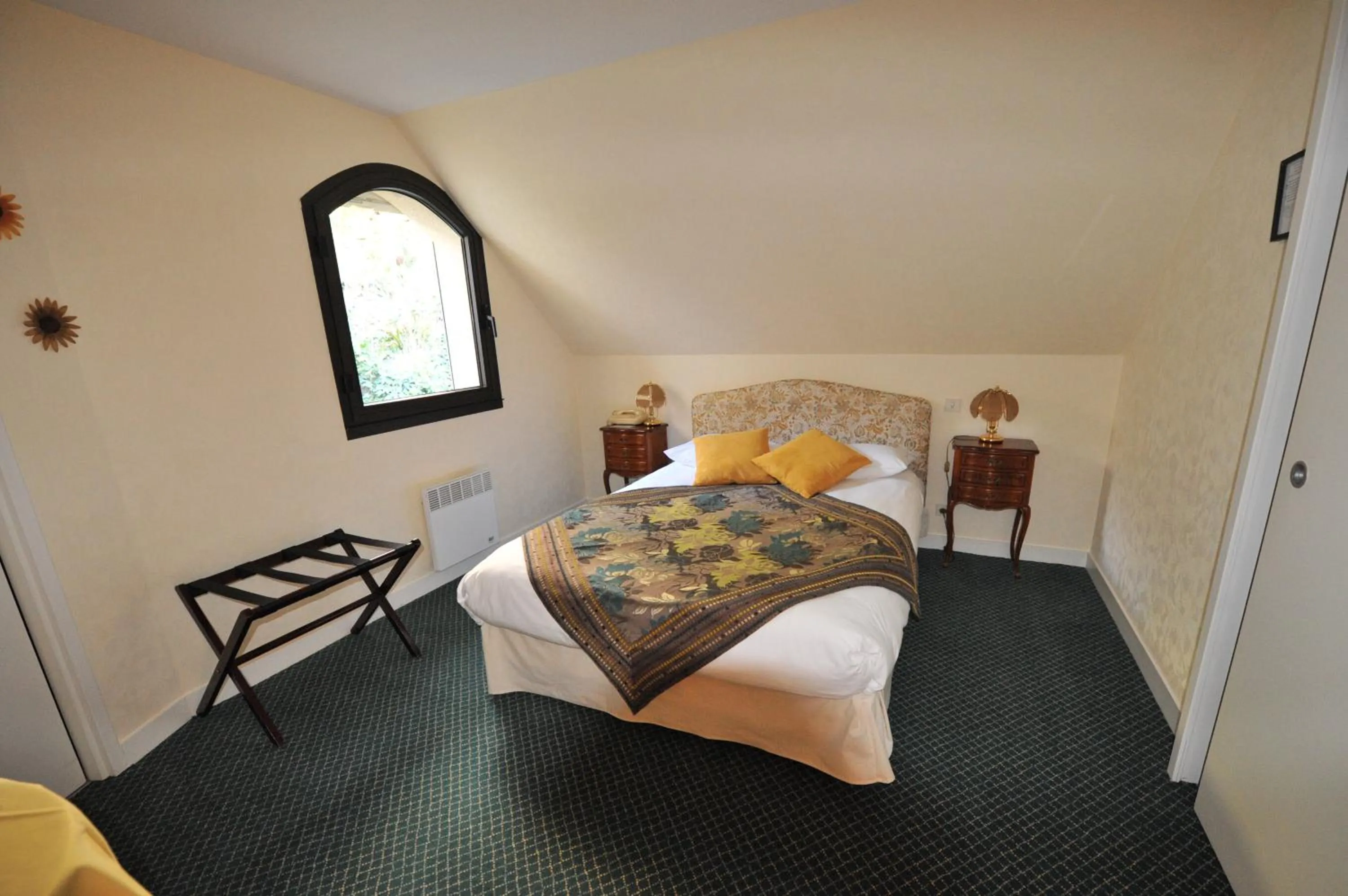 Photo of the whole room, Bed in CITOTEL La Chaumière Roz-Aven