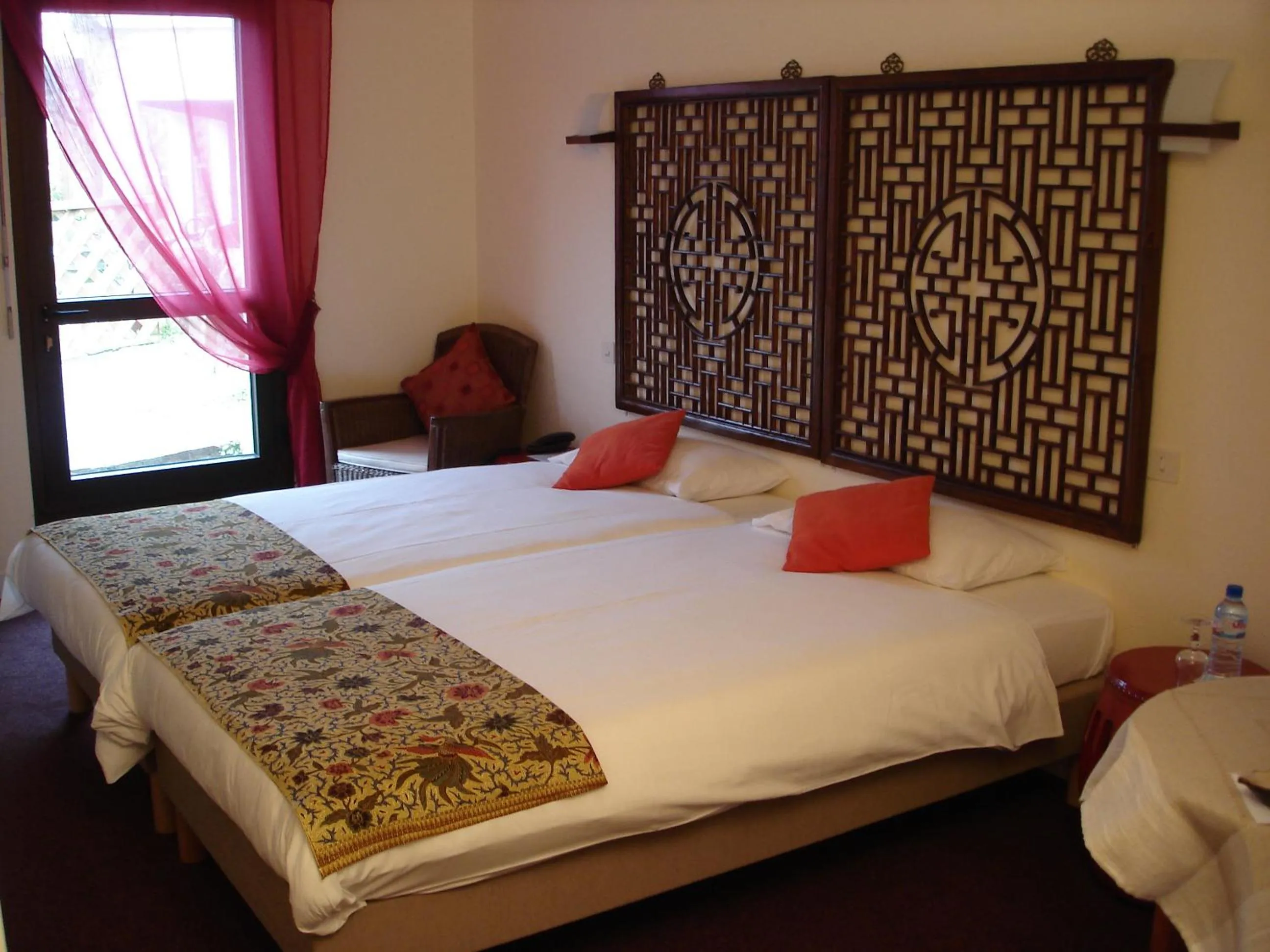 Patio, Bed in CITOTEL La Chaumière Roz-Aven