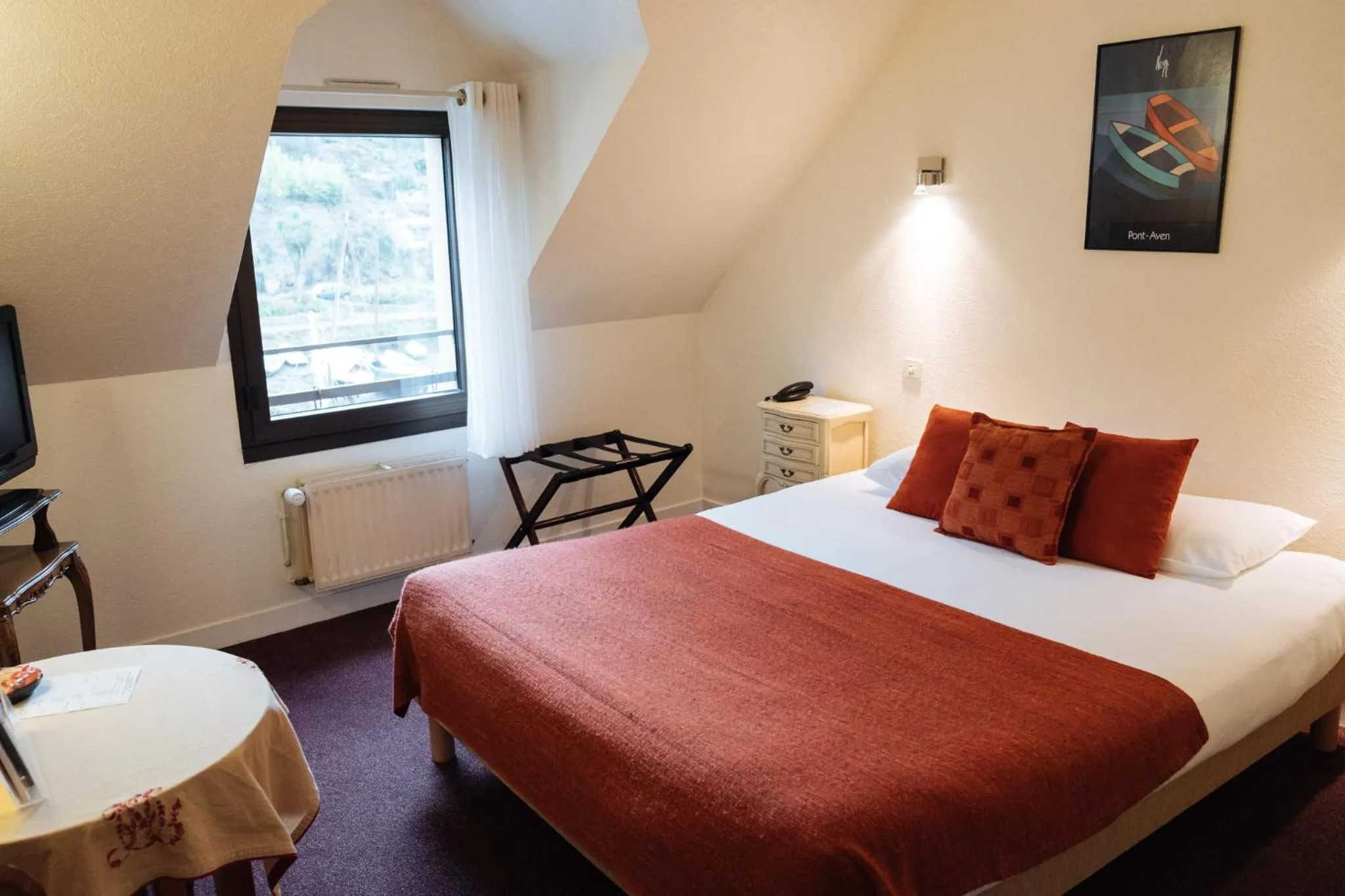 Photo of the whole room, Bed in CITOTEL La Chaumière Roz-Aven