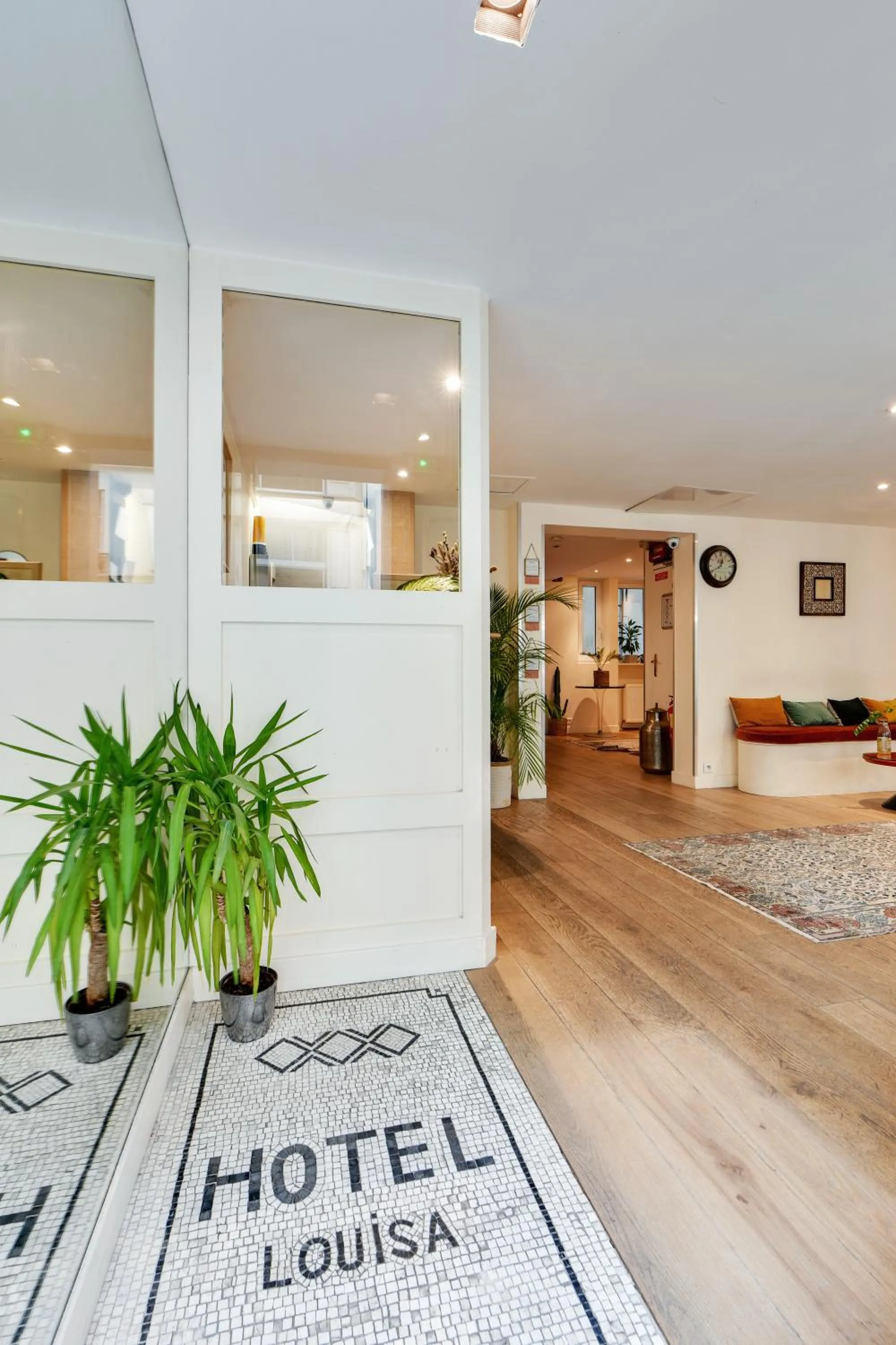 Facade/entrance, Bed in Louisa Hotel Paris