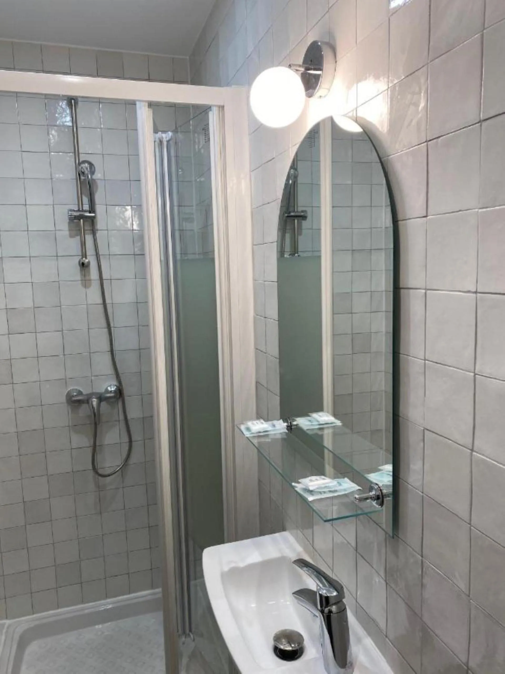 Shower in Louisa Hotel Paris