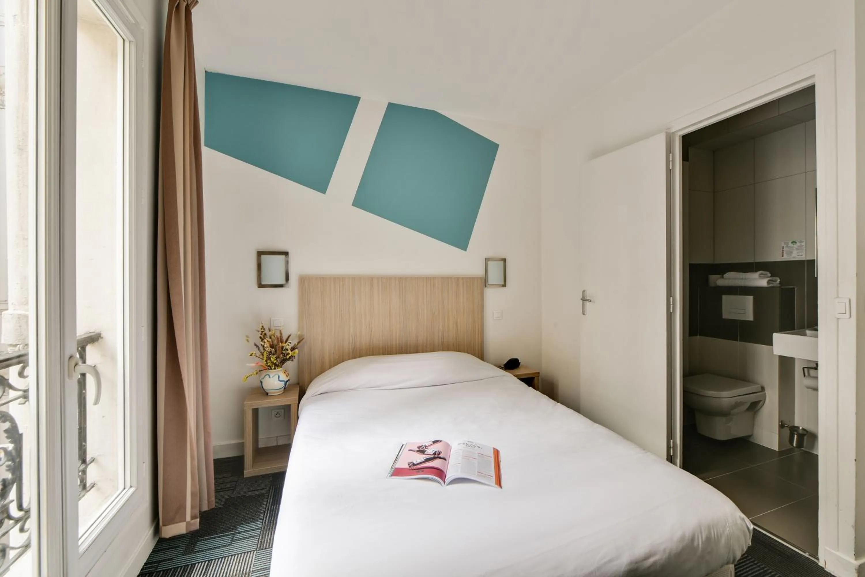 Bed in Louisa Hotel Paris