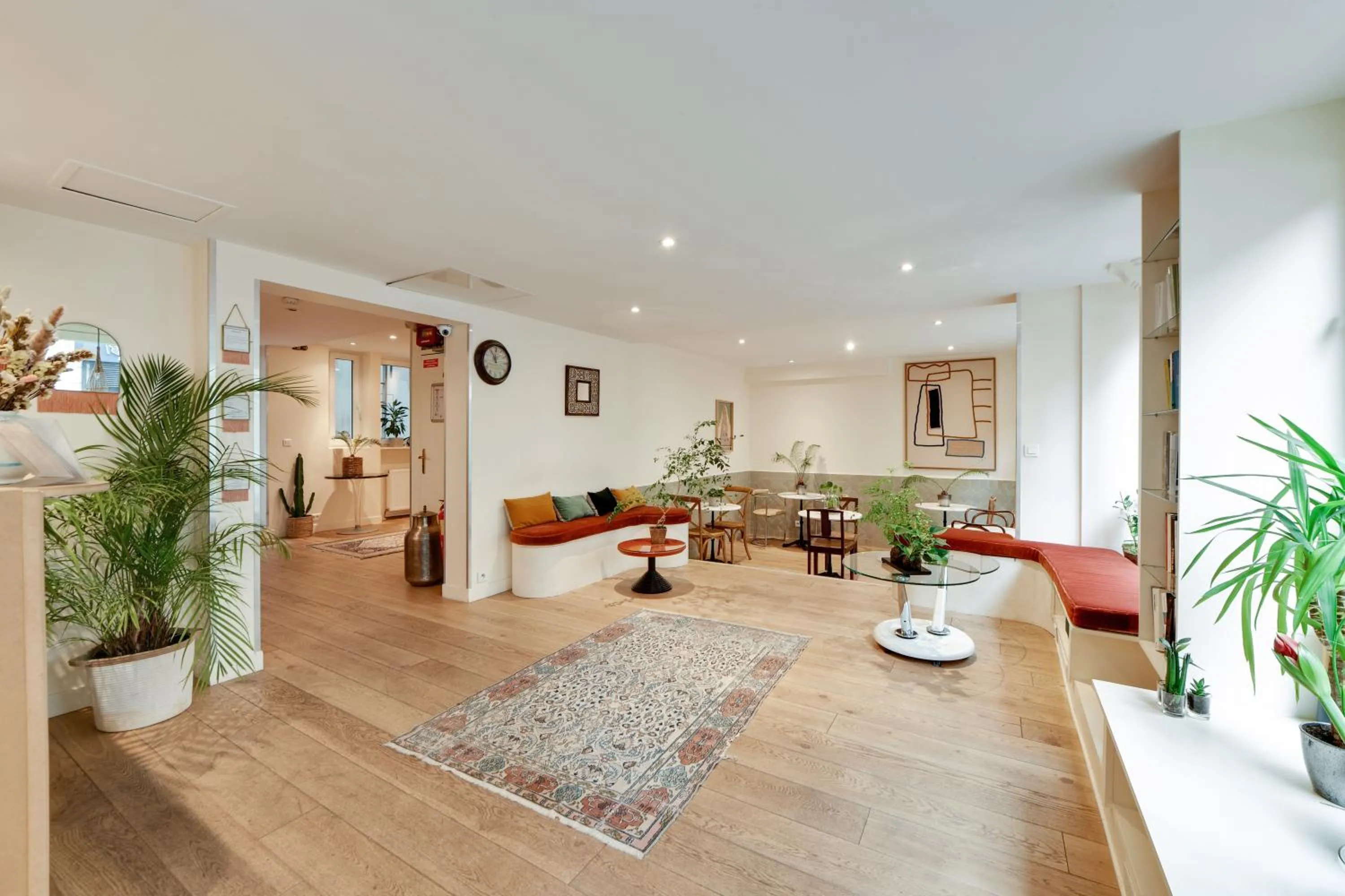 Communal lounge/ TV room in Louisa Hotel Paris