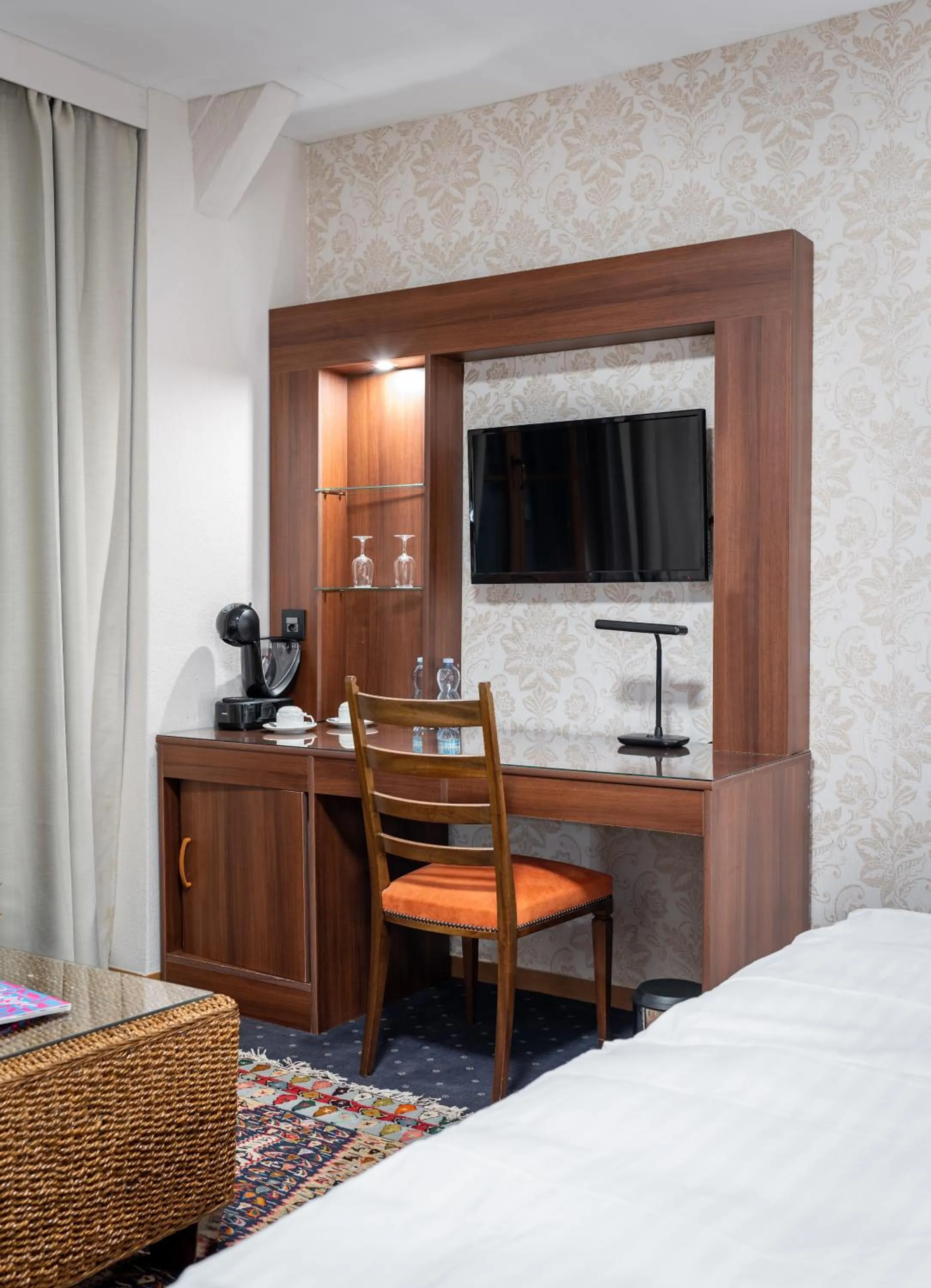 TV and multimedia, Bed in Hotel Restaurant Kutchi