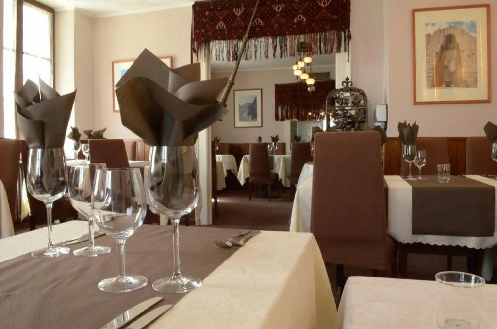 Restaurant/places to eat in Hotel Restaurant Kutchi