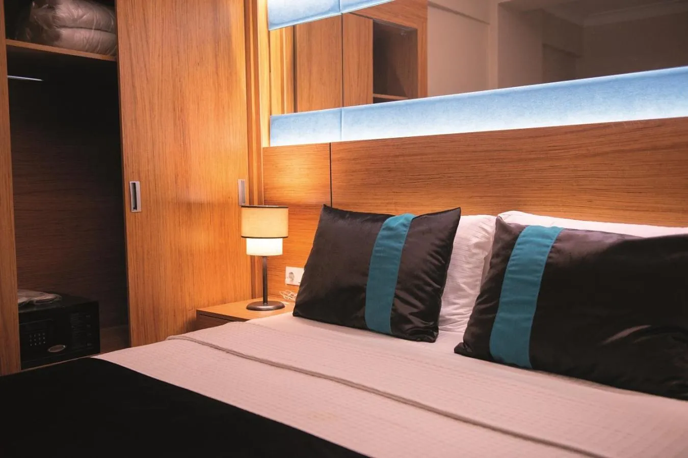 Bed in KARAMANS SİRKECİ SUİTES HOTEL