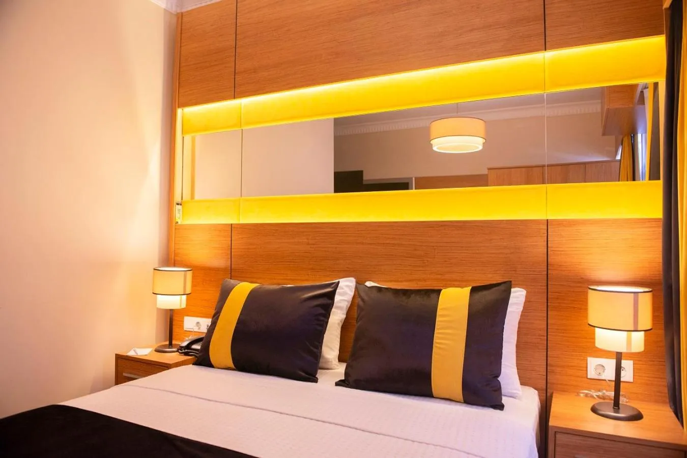 Bed in KARAMANS SİRKECİ SUİTES HOTEL