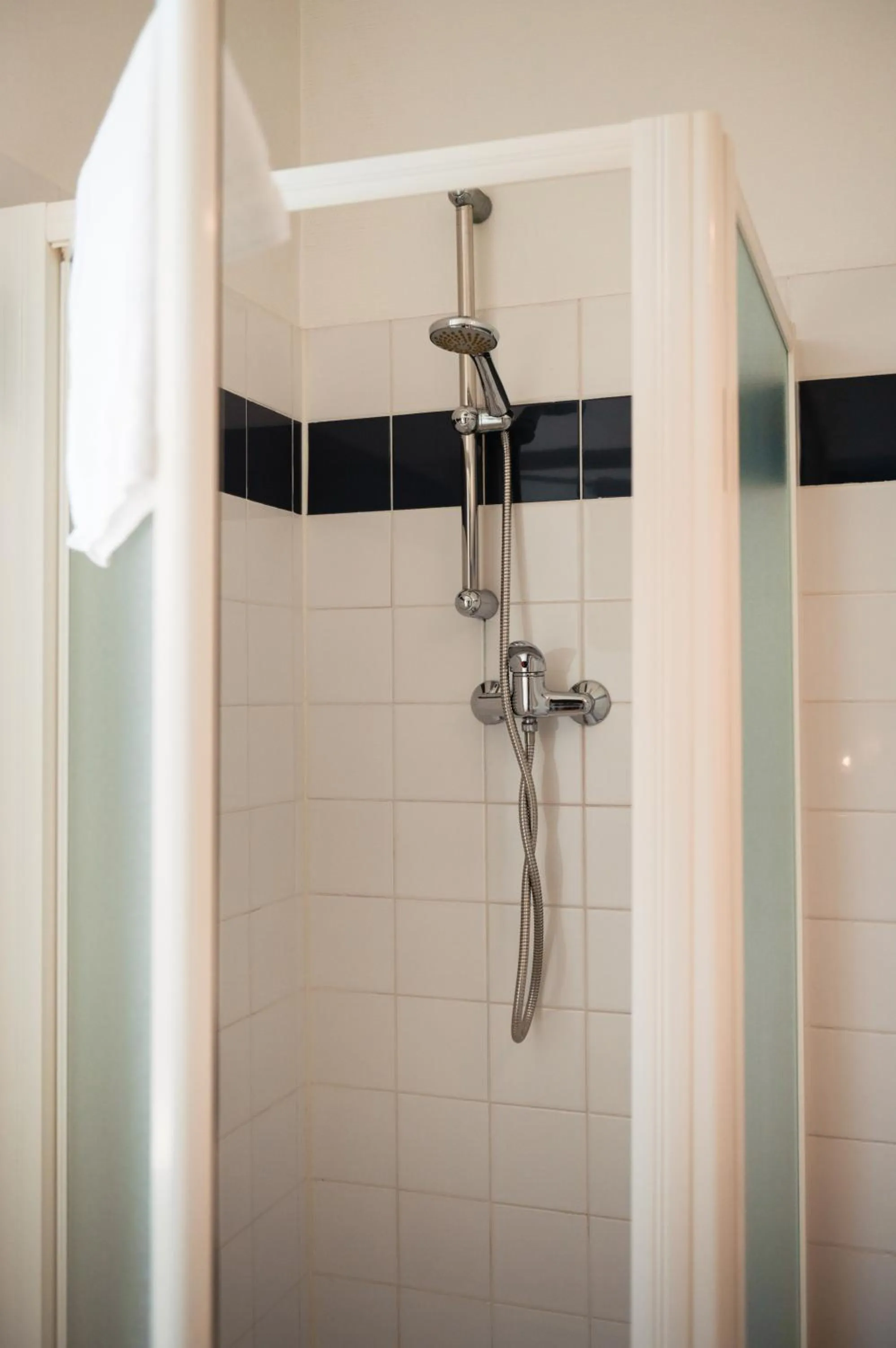 Shower in Hôtel Bellevue